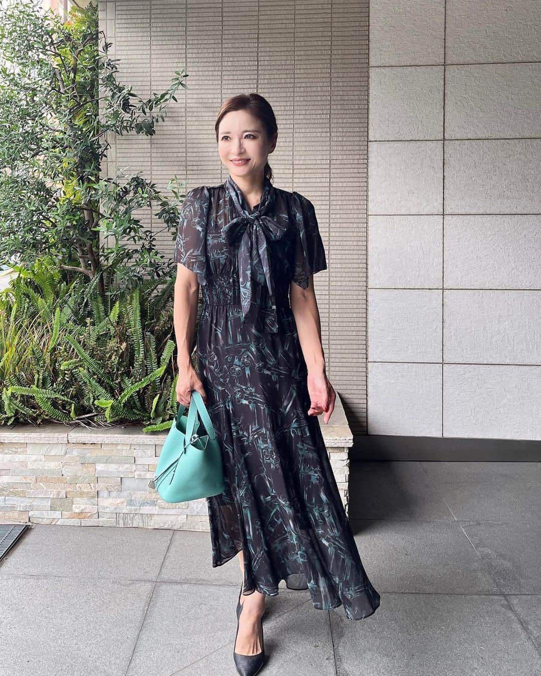 AriizumiEmaさんのインスタグラム写真 - (AriizumiEmaInstagram)「コーディネート。 朝晩は半袖必須になってきました♪ ワンピースは、先月一目惚れしたスナイデルのものです。ようやく着られる様になりました^_^  ☑️ワンピースとバッグは楽天ルームに載せています。 ストーリーに楽天ルームのリンクを貼りました💕  ・ #fashion#ootd#codinate#instafashion #コーディネート#アラフォー#アラサー#アラフィフ #大人コーデ #お仕事コーデ  #大人ファッション #大人可愛い #韓国ファッション#綺麗めコーデ#きれいめコーデ#カチューシャ#プチプラコーデ#50歳コーデ」9月27日 18時15分 - ema_ariizumi