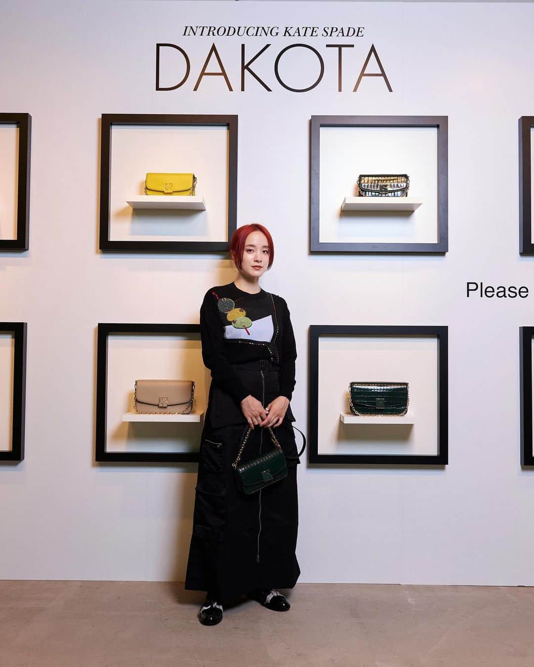 大澤実音穂のインスタグラム：「Kate Spade Dakota のイベントへ。大きいバッグ形のキオスク、フォトブース、アートコンテンツなど色んな体験が出来る楽しい空間でした。🧚🏻‍♂️♠️  マティーニグラス🍸のニットも(🍡にも見える)着せてもらい、嬉しくてドキドキしながら撮ってもらった写真は緊張が溢れ出てる顔をしておりました。🫶🏻 Kate Spade DakotaはクロコのRock Garden というカラーにした。深いグリーンが可愛いし、3段構造なので収納力もばっちり。🥬🪝  『Kate Spade Dakota Event』はHz – Shibuyaにて9/28〜10/1まで🍓  @katespadejapan  #katespadejapan #katespadenydakota #ケイトスペードダコタ #ケイトスペードアドベンチャー」