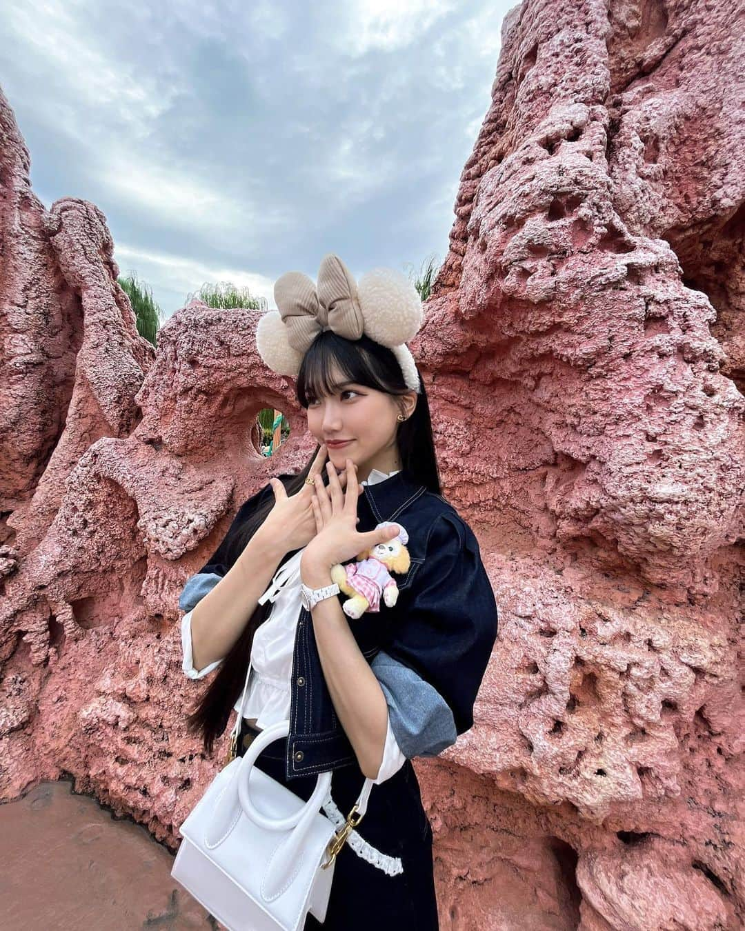 ミルさんのインスタグラム写真 - (ミルInstagram)「初めてのAnnMiruを着てディズニー🐭✨💕 ⁡ かれんちゃんのお誕生日ディズニーでハコカレンの3人で行ってきました🫡💕（誕生日は全然6月ごめんね...🥹笑） ⁡ ミルは思い出を写真で残すのが大好きだから終始2人にカメラ向けちゃってたけどどんな時も可愛い顔してくれて、写真に付き合ってくれて相変わらず優しいです😮‍💨✨📸♡ありがとう🥺 ⁡ 3人だったから順番こして普段あまりないツーショットも沢山撮れて来年の年賀状にしたい写真沢山出来た🙄🤍 （年賀状作った事ないのに適当発言注意😇⚠️） ⁡ そしてそして！今日9月27日20時〜発売のアイテム【フリルリボンブラウス🎀】【AnnMiru靴下ホワイト】を着てお出かけしちゃった鬼可愛いダメ...🥺💕 ブラウスは単品だけでも可愛いけどセットアップ・ジャケット合わせもとんでも無く似合うので、これからの時期にもピッタリです🥴 @annmiru_365 がみんなのお洋服選びをさらにワクワクさせてくれますように🥲🩷 ⁡ この後19時半〜顔出しインスタライブをするので 是非遊びに来てください🥰✨ 一緒にお洋服選ばせてください〜！！🥲💕💕 ⁡ ⁡ ジャケットセットアップは @desir_etraison さんのものです🥰✨ 去年のですが今年も沢山愛用します🥰🩷 ⁡ ⁡ ⁡ ⁡ ⁡ ⁡ ⁡#ディズニーシー#ディズニーシーコーデ#annmiru #ディズニー#disneyworld #ミルと365日#ディズニーコーデ #disneysea #ミニーコーデ #ミニーちゃんコーデ #ミニーカチューシャ#ディズニーカチューシャ」9月27日 18時25分 - ____tkym_m____