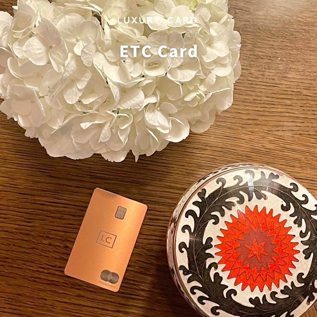 Luxury Card Japanさんのインスタグラム写真 - (Luxury Card JapanInstagram)「【ラグジュアリーカード理解度クイズ💡】 発行手数料無料で発行できるラグジュアリーカードのETCカードは○色！  【クイズ💡】 ○に当てはまる色は何でしょう？  分かった方はコメント欄まで！正解した人にだけDMが届きます👌  ▶ラグジュアリーカードについてもっと知りたい方は @luxurycardjapan のプロフィールリンクからご覧いただけます。 期間限定優待やトラベル・ダイニング・ライフスタイル優待を随時更新中！  #ETC #ETCCARD #高速道路  #高速道路好き  #サービスエリア  #サービスエリア巡り  #サービスエリア好き  #高速道路サービスエリア  #クレジットカード  #クレカ #ETCカード #車  #ドライブ #ドライブデート  #ドライブスポット  #運転  #旅行  #ラグジュアリーカード」9月27日 18時18分 - luxurycardjapan