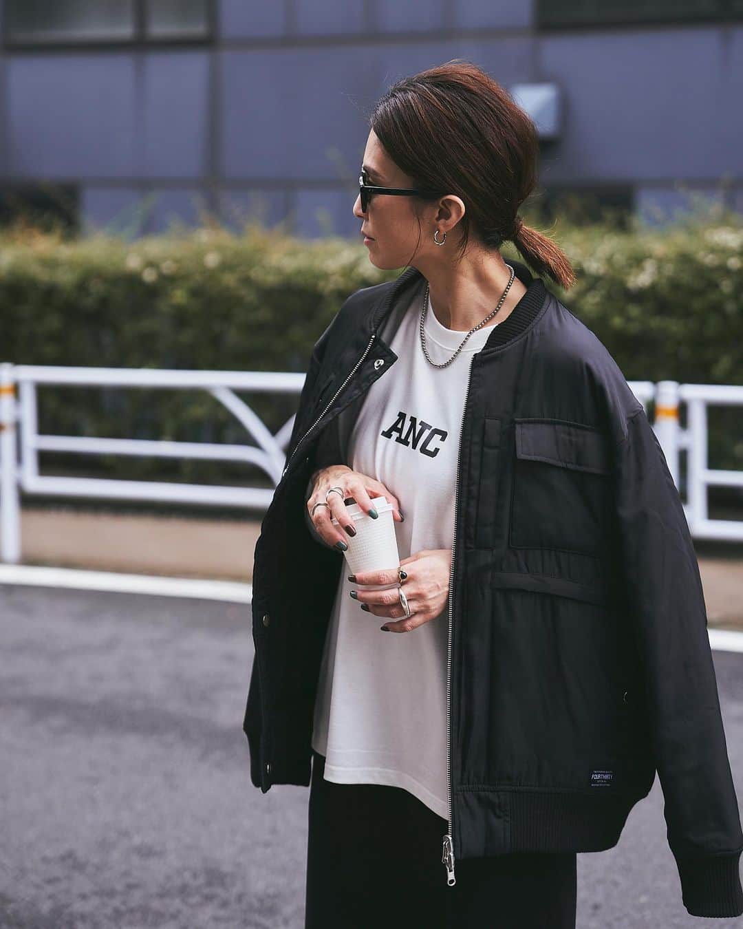 斎藤寛子さんのインスタグラム写真 - (斎藤寛子Instagram)「MA1をベースに、ポケットの仕様や素材など機能性を向上させたボンバージャケット。 その名の通り、とにかく暖かいジャケットです！  中綿で中肉厚で、軽く柔らかい素材なで、女性でも着膨れせずゆったりオーバーに着用できます✨  ユニセックスでお使い頂けます😊  色展開はカーキとブラックです！  ☞ 430×ANIECA PATCH BOMBER JACKET  9/27(wed)20:00〜販売START @anieca_official の公式オンラインサイトにて販売いたします。  どうぞ宜しくお願い致します！  #hiroko #158cm #coordinate #outfit#カジュアル#大人カジュアル#アニーカ#instafashion#casual #anieca」9月27日 18時19分 - hiroko4life