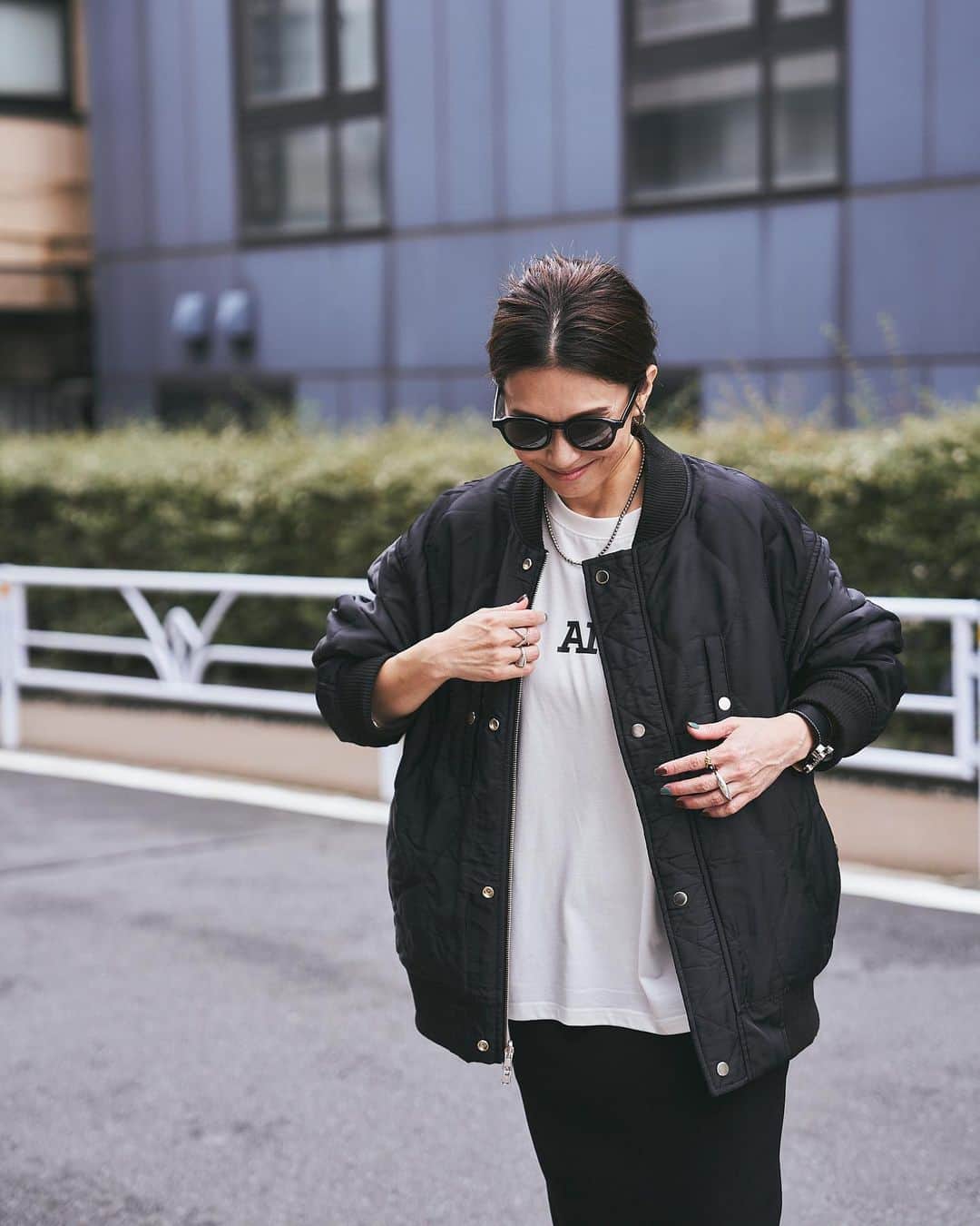 斎藤寛子さんのインスタグラム写真 - (斎藤寛子Instagram)「MA1をベースに、ポケットの仕様や素材など機能性を向上させたボンバージャケット。 その名の通り、とにかく暖かいジャケットです！  中綿で中肉厚で、軽く柔らかい素材なで、女性でも着膨れせずゆったりオーバーに着用できます✨  ユニセックスでお使い頂けます😊  色展開はカーキとブラックです！  ☞ 430×ANIECA PATCH BOMBER JACKET  9/27(wed)20:00〜販売START @anieca_official の公式オンラインサイトにて販売いたします。  どうぞ宜しくお願い致します！  #hiroko #158cm #coordinate #outfit#カジュアル#大人カジュアル#アニーカ#instafashion#casual #anieca」9月27日 18時19分 - hiroko4life