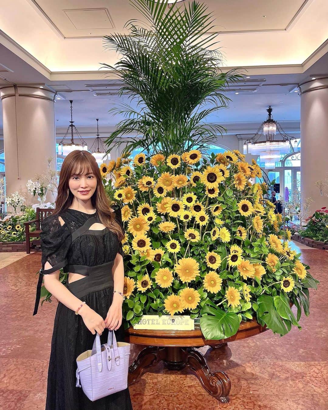 青山智美のインスタグラム：「💖 【 ❤️🇳🇱ハウステンボスの想い出💐❤️ 】 ⁡ ⁡ 記録用🥰🤍 ⁡ ホテルとハウステンボス内🤗😘😍✨💓 ⁡ ひまわり🌻キレイだったっっっ💖💖 ⁡ 5・6枚目は観覧車🎡から見た ハウステンボス💕🍀🇳🇱💕 素敵ーーーーーーーー✨✨✨  家族で観覧車乗ったの何年振り❔❕😉 パパママ弟高いところ平気でビックリッ🤗❣️ 智美が1番観覧車ドキドキしてたっ😆🎀笑♡ ⁡ ⁡ ♡ ♡ ♡ ⁡ ⁡ あなたとあなたの大切なひとたちが 笑顔で幸せでありますように…💖💖💖 ⁡ ⁡ ⇨ @tomomibeauty ⁡ ⁡ #ハウステンボス #長崎観光  #家族旅行 #オランダ #オランダ旅行 風♡ ⁡ ⁡ *♢ ♡ ＊ ♡ ✩ ♡ ♩ ♡・♡ ° ♡ ❁ ♡ ✩ ♡° ⑅◡̈*」