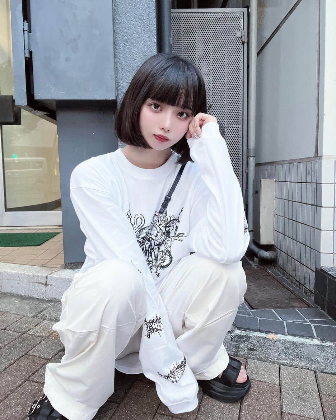 のインスタグラム：「まっしろ〜！！  #黒髪ボブ #ootd」