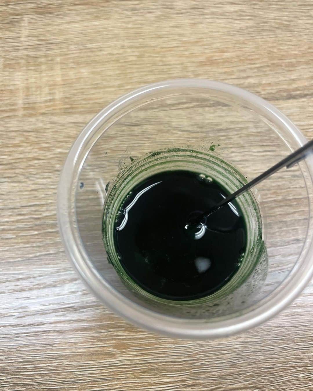 林美沙希さんのインスタグラム写真 - (林美沙希Instagram)「. SDGs企画で、藻から燃料をつくる取り組みをしている会社を取材。 脂質を抽出し燃料にするそうですが、藻の培養のしやすさからも今注目されています。 燃料だけでなく食品なども作られています。ジュースやヨーグルトなどに混ぜて飲むことができる藻も、、、見た目は濃い緑色ですが、飲むと全く苦味や青臭さなどありませんでした😌  こうした企業の取り組みを今後も取材していきたいです。  #annニュース #ワイドスクランブル #未来をここから #sdgs #藻 #燃料 #林美沙希」9月27日 18時33分 - misaki0hayashi
