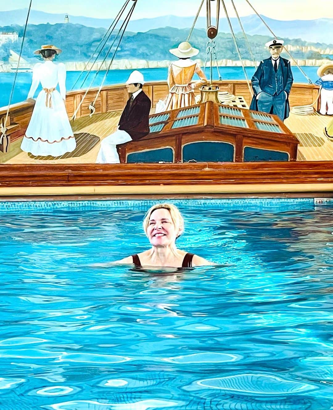 キム・キャトラルのインスタグラム：「A quick dip before tonight. My new favorite pool in Paris…💋🧜‍♀️」