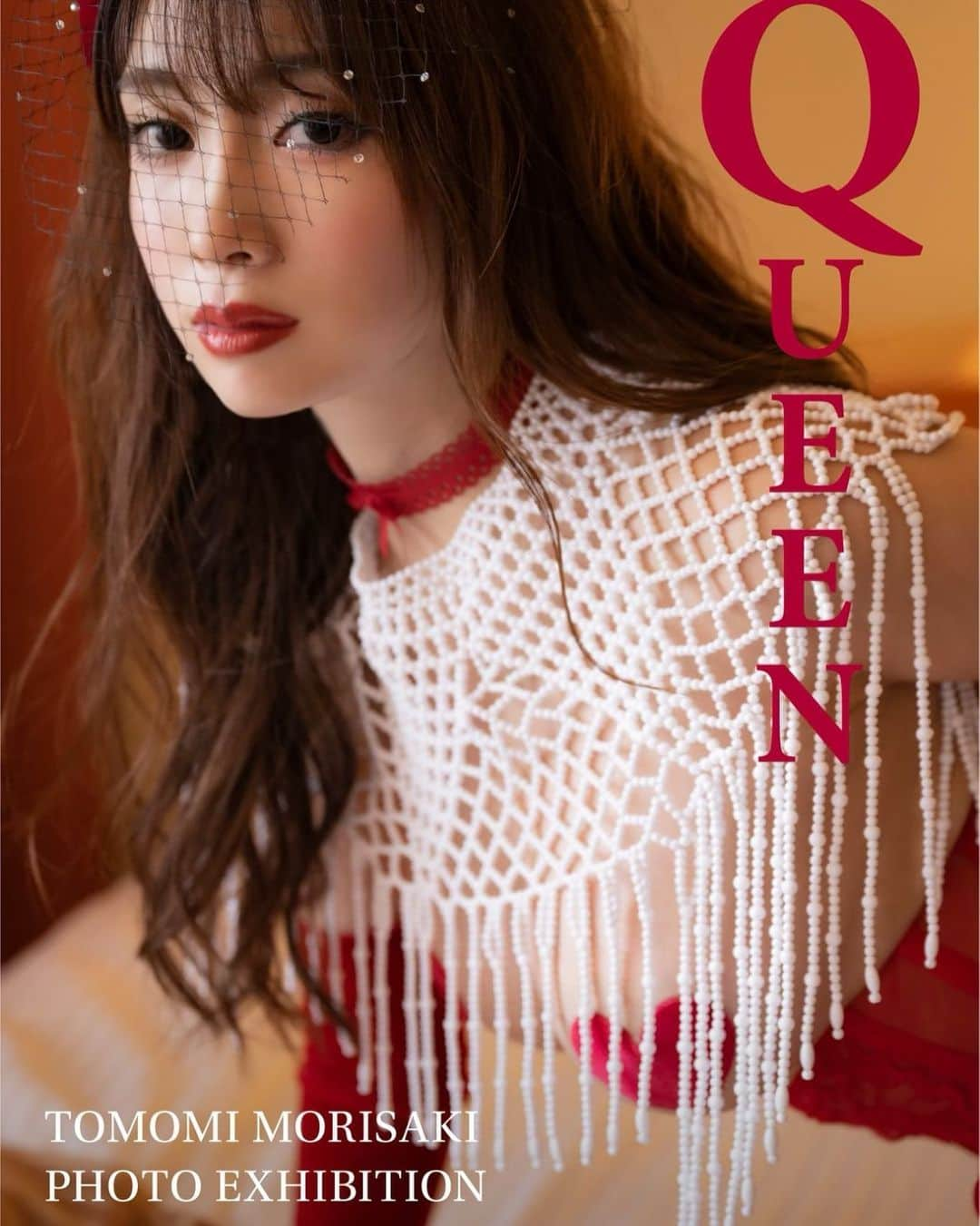 森咲智美のインスタグラム：「❤写真展開催決定しました❤  PHOTO EXHIBITION TOMOMI MORISAKI QUEEN  2023 10/17(Tue.)- 22(Sun.)  12:00 - 19:00 (入場無料)  詳細→https://www.tokyoartsgallery.com/single-post/queen  会場:弘重ギャラリー  東京都渋谷区恵比寿南 2-10-4 (JR 恵比寿駅 徒歩 6 分) MAP  写真展 -QUEEN- を開催します！ 私、森咲智美としての2回目となる写真展になります！！ 前回はコロナ禍になる直前に開かせてもらいました。 そこから4年ほど経ち今回2回目の写真展が開催できるなんて 思ってもみませんでした。 これもいつも応援してくれる皆様が 大変な時でもずっと応援してくれたおかげです。  ありがとう。  これまで様々な写真作品に打ち込んできました。 どの作品も全力で取り組んできたし、 思い出深い大切な作品となってます。 そんな私のグラビア作品を振り返る写真展となってます。 様々な表情を写し出したその時その時の作品の数々を 是非、ご覧ください♡  ※展示作品は限定枚数にて販売いたします。 なお、作品をご購入頂くと特典がございます♡   ※展示作品は、展示場又はオンラインショップでも 購入することができます♡   ― 10/21(Sat.)森咲智美 SPECIAL EVENT ―  私が来場してのトークイベントを開催予定してます。  − 購入特典会 −  10/21 作品購入者を対象とした特典会もやりましょう！  グラドル仲間、後輩の子達にもささやかながらプレゼントを用意出来たらと思ってるので、よかったら見にきて下さいねんっ☺️  #写真展 #恵比寿」