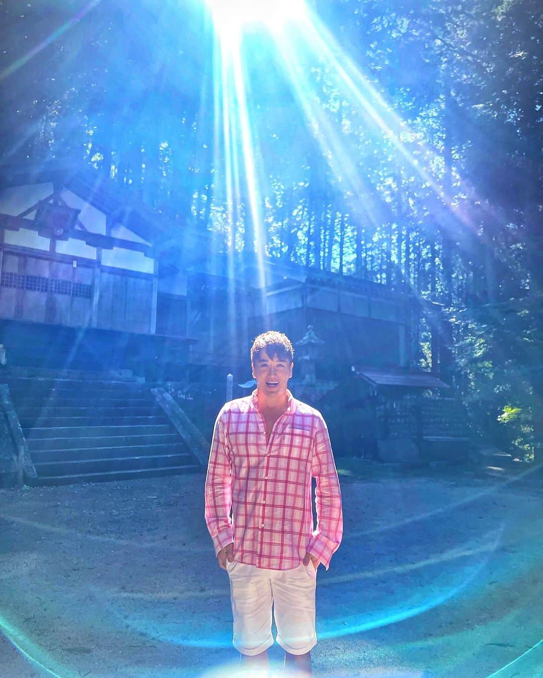 Atsushiさんのインスタグラム写真 - (AtsushiInstagram)「. 先日、岐阜高山の日輪神社様に お参りに行かせていただきました。  オーブがいっぱいの写真は、　 『あっちゃん、ここに立ってみて！』と、 ご縁を作ってくださったアンミカさんが 撮ってくださいました✨  以前、初めて参拝させていただいてから、 本当にたくさんの道が開けて好転していきました。 たくさんの感謝と御礼をお伝えし、心洗われ、 もっと精進していこうというモチベーションが上がりました✨  Visiting Nichirin Shrine in Takayama, Gifu✨✨✨」9月27日 18時26分 - atsushi_416