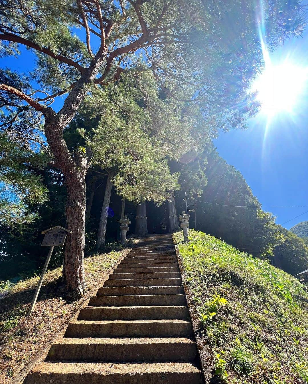 Atsushiさんのインスタグラム写真 - (AtsushiInstagram)「. 先日、岐阜高山の日輪神社様に お参りに行かせていただきました。  オーブがいっぱいの写真は、　 『あっちゃん、ここに立ってみて！』と、 ご縁を作ってくださったアンミカさんが 撮ってくださいました✨  以前、初めて参拝させていただいてから、 本当にたくさんの道が開けて好転していきました。 たくさんの感謝と御礼をお伝えし、心洗われ、 もっと精進していこうというモチベーションが上がりました✨  Visiting Nichirin Shrine in Takayama, Gifu✨✨✨」9月27日 18時26分 - atsushi_416