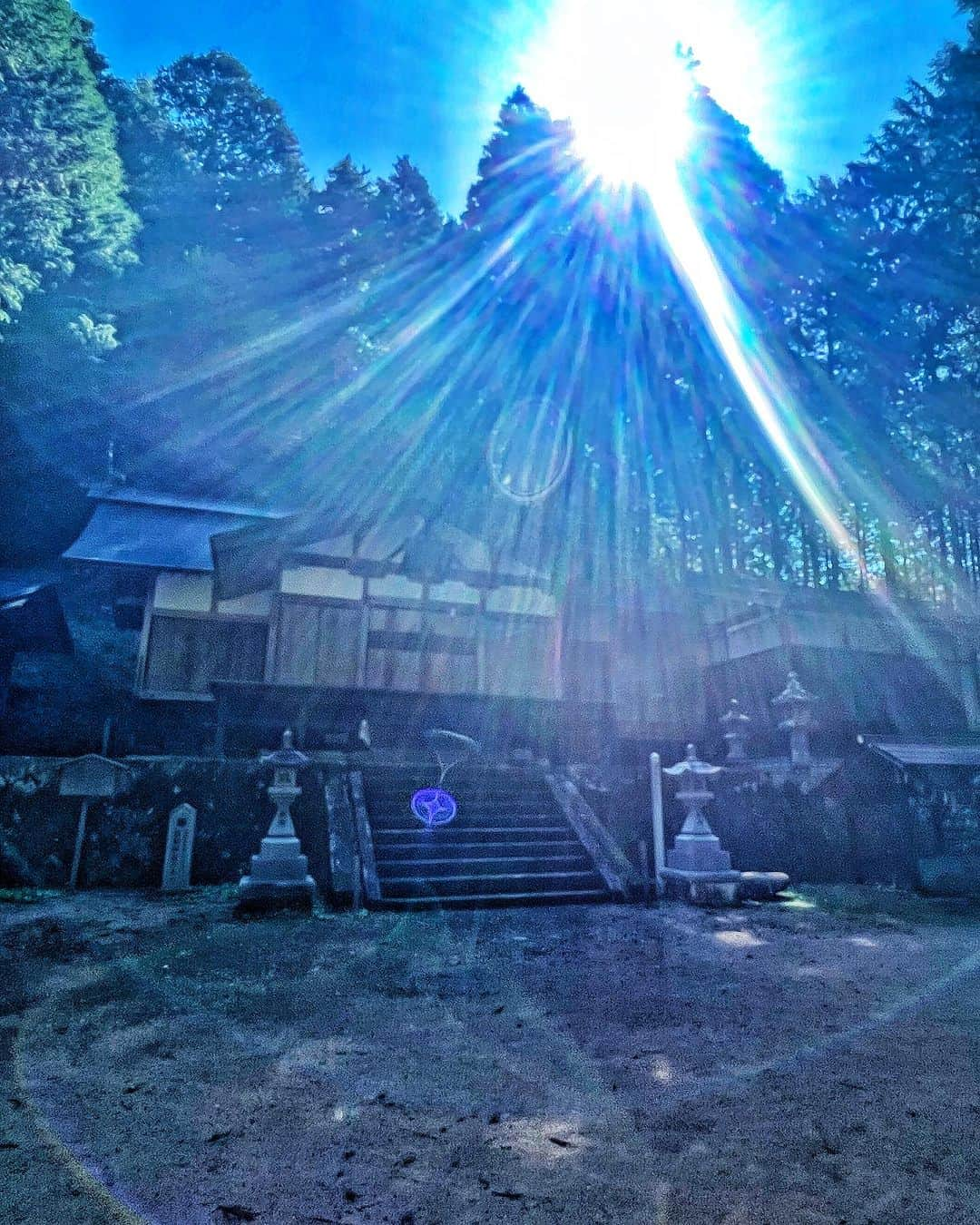 Atsushiさんのインスタグラム写真 - (AtsushiInstagram)「. 先日、岐阜高山の日輪神社様に お参りに行かせていただきました。  オーブがいっぱいの写真は、　 『あっちゃん、ここに立ってみて！』と、 ご縁を作ってくださったアンミカさんが 撮ってくださいました✨  以前、初めて参拝させていただいてから、 本当にたくさんの道が開けて好転していきました。 たくさんの感謝と御礼をお伝えし、心洗われ、 もっと精進していこうというモチベーションが上がりました✨  Visiting Nichirin Shrine in Takayama, Gifu✨✨✨」9月27日 18時26分 - atsushi_416