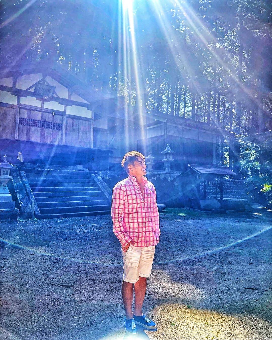 のインスタグラム：「. 先日、岐阜高山の日輪神社様に お参りに行かせていただきました。  オーブがいっぱいの写真は、　 『あっちゃん、ここに立ってみて！』と、 ご縁を作ってくださったアンミカさんが 撮ってくださいました✨  以前、初めて参拝させていただいてから、 本当にたくさんの道が開けて好転していきました。 たくさんの感謝と御礼をお伝えし、心洗われ、 もっと精進していこうというモチベーションが上がりました✨  Visiting Nichirin Shrine in Takayama, Gifu✨✨✨」