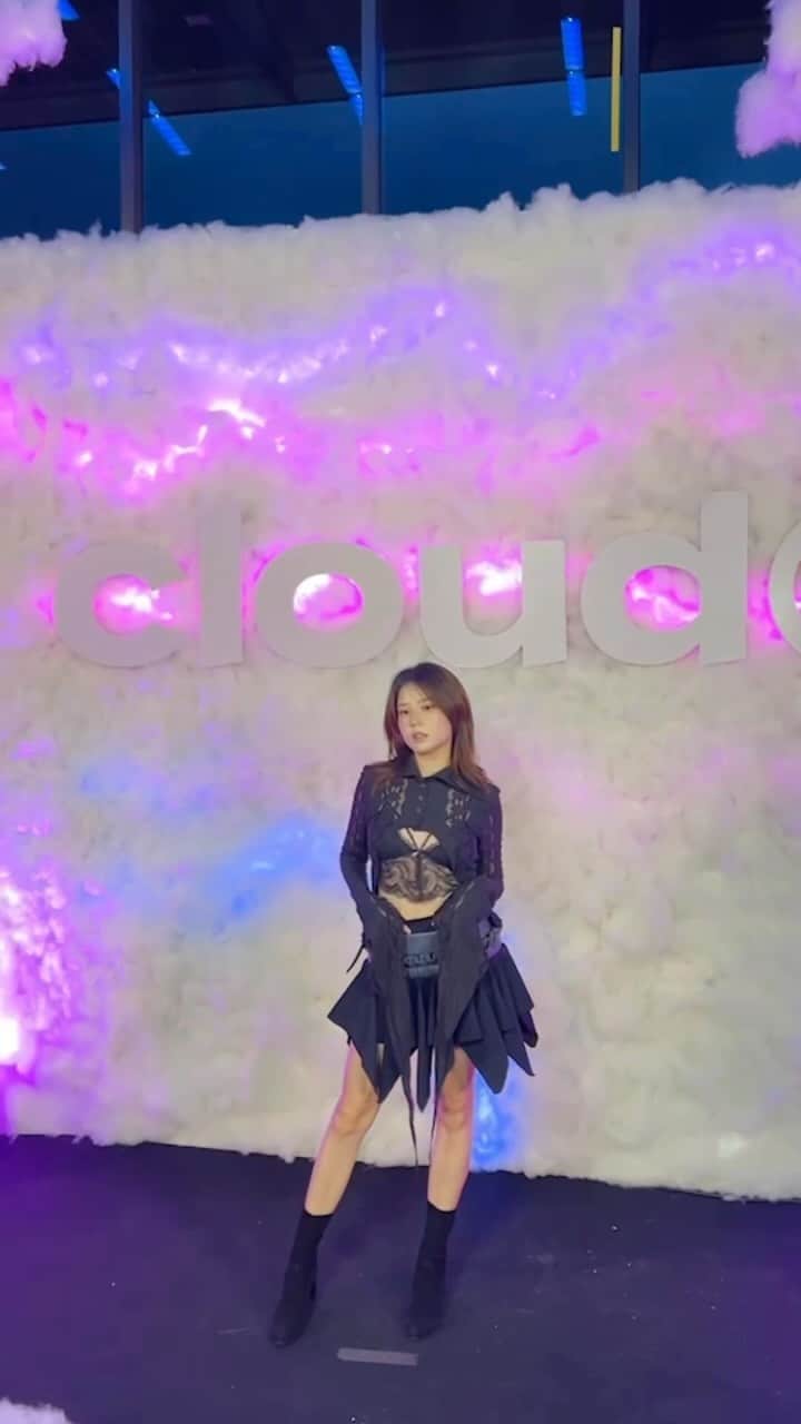 フォン＝サナンタチャット タナパットピサーンのインスタグラム：「ON CLOUD 9 ☁️ . #cloud9ent #cloud9entgrandopeningparty」