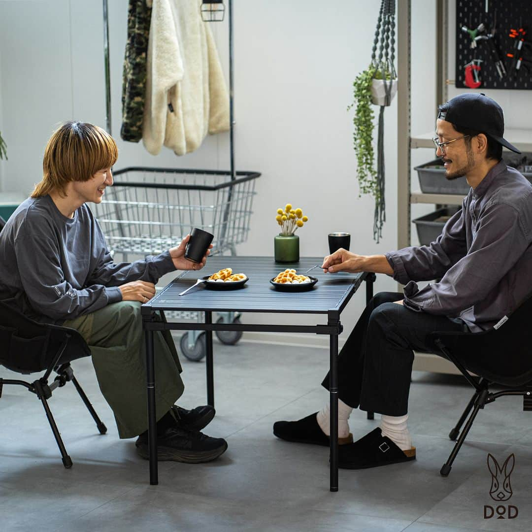 DOPPELGANGER OUTDOORさんのインスタグラム写真 - (DOPPELGANGER OUTDOORInstagram)「. \ 新製品 ナニゲニーテーブル🐈/  . こたつキャンプに憧れるあなたに推したい何気に良いテーブルが新登場！ その名も #ナニゲニーテーブル です🐈 . ✅どんなサイトにも合うシンプル＆スタイリッシュなデザイン ✅ハイ/ロー/お座敷の3段階の高さ調整可能 ✅軽量で持ち運びラクなアルミ合金製 ✅選べるM / Lサイズ  ....と何気に良いポイントを押さえたテーブルなのですが、 何と言っても推したいのが【こたつテーブルになる】こと！！！ #ウサクッションシュラフ（その他のDODシュラフは厚みの関係で互換しません）を天板下に挟めば冬キャンプの癒やし、こたつテーブルとなり、みんなでぬくぬくと過ごせます🐈🍊 . 黒ギアで気になりがちな小キズが目立ちにくいマットな質感なのも何気に嬉しい！ もうこれは「何気に」ではなく「何かと」良い優秀テーブルと言ってもよいのでは...！！？ . Mサイズ:9,900円、Lサイズ:14,300円でDOD STOREでの販売です🐰 . #テーブル #アウトドアテーブル #リビングテーブル　#アウトドアリビング #キャンプギア #ファミリーキャンプ #ブラックキャンプ #秋キャンプ #こたつキャンプ #dod #ディーオーディー #outdoor #アウトドア #ソトアソビ #camp #キャンプ #キャンプギア #campgear #露營 #戶外 #캠핑 #디오디」9月27日 18時28分 - dod.camp