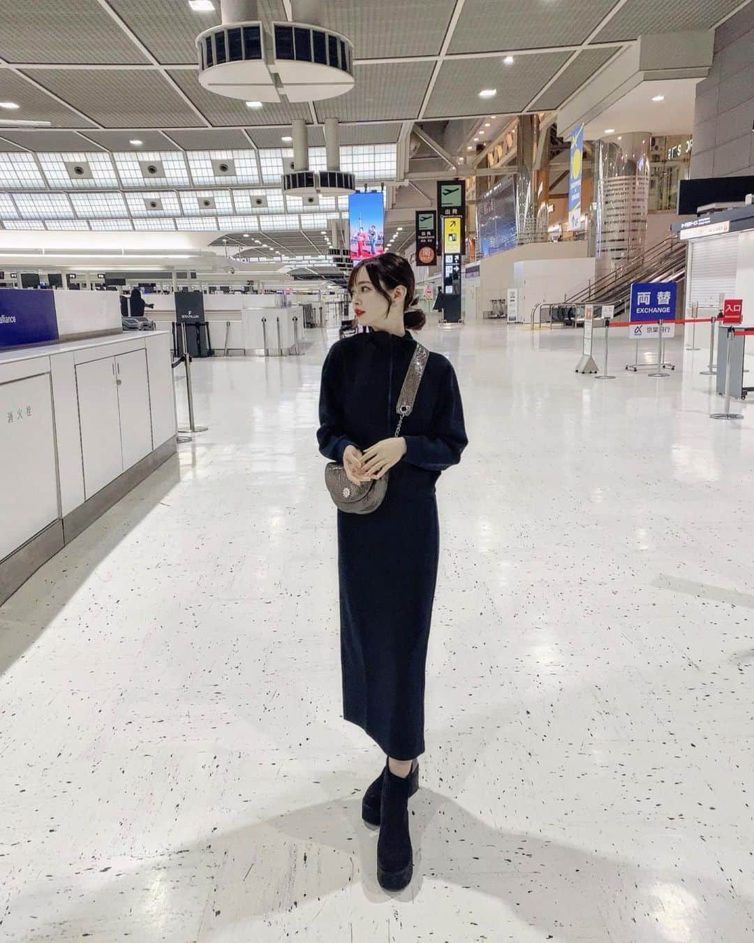 ナタリア聖奈さんのインスタグラム写真 - (ナタリア聖奈Instagram)「・ 空港 #ナタナタcode   空港にあるユニクロで見つけた可愛すぎるセットアップ𖤐´- 色違いも買っちゃった✌︎( ˙-˙︎︎︎ )  #空港ファッション #楽ちんコーデ #セットアップコーデ #ブラックコーデ」10月1日 18時30分 - _natamilk_