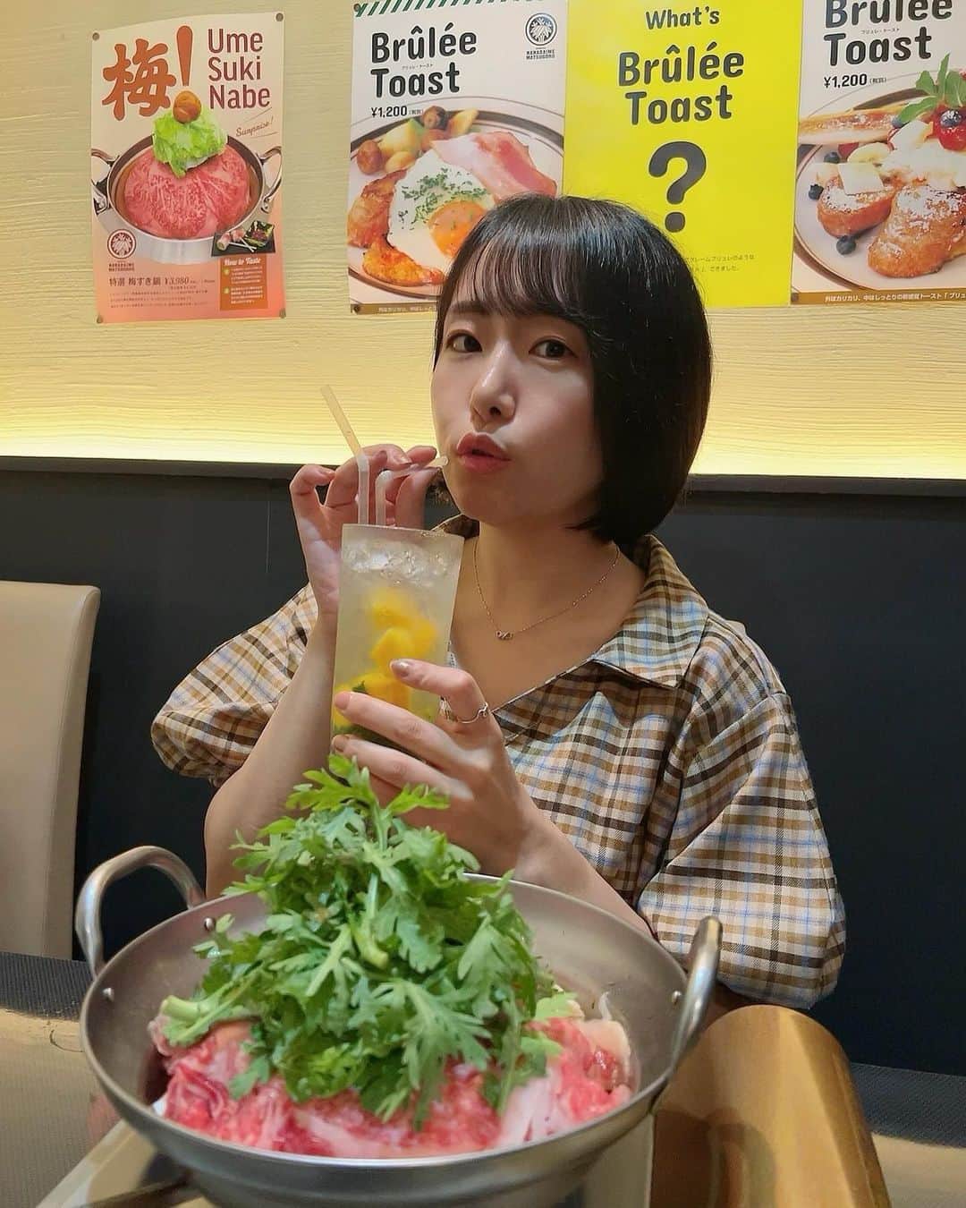 蒼井まやのインスタグラム：「. 今日はどこへ行こうか 今日はどこで飲もうか  ハピネスを求めて到着したのは…そう！渋谷！ 渋谷はそんなに行かない街だけど… 神泉の方は好きでちょくちょく行くのです。  駅からトコトコ歩いて7分くらい〜 道玄坂登り切って神泉方面にあります♡  《厨 七代目 松五郎》 @7matsugoro_staff  牛すき焼きが名物ながらにタパスも楽しめる 程よくカジュアルな大人の空間。 同級生によるアラサー女子会がはじまりましたっ♡  . 今日はアラカルトで♪  ・お通し 生キャベツ 特選マヨ ・黒毛牛赤身のカルパッチョ（1,480円） ・魚卵たっぷり！贅沢トロたく（980円） ・自家製トリュフバターのフライドポテト（740円） ・松五郎名物！特選牛すき鍋（3,980円）  . まずはビールでカンパーイ🍻 プレミアムモルツ香るエールがなんと500円♡ はいハピネス確定👼  . お通しは生キャベツ！特製マヨをつけて。 「お肉を召し上がっていただくのでお腹を整えてもらいたくて」 というちゃんとした理由が！素晴らしい！ 特製マヨがこれまた旨くてお酒がすすむ…  . まずは「黒毛牛赤身のカルパッチョ」が到着🐃 本日はウチヒラと言ってウチモモのことですね！ ザ・赤身のお肉でございます。 タルタルステーキスタイルでいただきまーす♡ バルサミコがいいアクセントで「ビストロ」感…  . 続いて「魚卵たっぷり！贅沢トロたく」🐟 とびっこ好きはもう、すぐ飛びつきましたね！ 卵黄、いくら、とびっこ… いのちを感じます。ありがとう。 わさびを思ってるより少し多めに乗せていただくと お酒に合う最高のトロたくの出来上がり👏  . このへんでビール2杯くらい飲んでしまったので 次は女子会らしいドリンク… 夏っぽくモヒートを🍹 フルーツ入りのおしゃれなモヒートがたくさん♡  🌺トロピカルマンゴーモヒート（750円） 🌺グレープフルーツモヒート（750円）  どちらもフルーツたくさんでハピネスすぎた👼 さっぱりしていてお料理にも合います！  . えーそして今回わたし的ヒットなこちら！ 「自家製トリュフバターのフライドポテト」🥔 まずポテトの形が選べます！ シューストリング、カントリーウェッジ、テイタートッツ、ポムピン 今回はスタンダードなシューストリングに✨  この自家製トリュフバターがね…もう、これだけで飲める！ ポテトは揚げ具合絶妙で食べる手止まらないし そこにこの自家製トリュフバター…たまらんすぎ！ 香りがすごく良くて、しっかりめの塩っけがマジで旨い。  これは必ず頼んでください。 まややんとの約束だよ！  . そしてメインの名物「特選 牛すき鍋」🍲 夏に食べる牛すき鍋最高すぎるだよ♡  春菊やごぼうに大根がたっぷり！ もりっとしたビジュアルに期待が高まる！  一口目は店員さんが作ってくださいます。 なんと一口目のお肉はサーロイン🐃 こちらをレアで、おネギを巻いていただきます。  と、とけた…！  えっとけたよ！お肉！とけたよ！ なんだこりゃ。 絶品すぎる。 優しいお味の割下がこれまたお肉を優しく抱きとめてくれてる。  . こんなんお酒すすむでしかない… 安定に角ハイボール（550円）を… このオシャレな雰囲気でこの値段でハイボール飲めるの めちゃくちゃハピネスだな👼 結局女子会トーク止まらずハイボール4杯くらい飲んだ♡  . 神泉エリアで落ち着いているのに お酒もお料理もリーズナブルでコスパ◎ 合コンとかでも良きかもしれないな〜！！！  🎪 厨 七代目 松五郎 📍 東京都渋谷区円山町5-4 フィールA 1F 🚃渋谷駅 徒歩7分　神泉駅 徒歩2分  #渋谷グルメ 　 #東京グルメ 　 #すき焼き #和牛 #厨七代目松五郎」