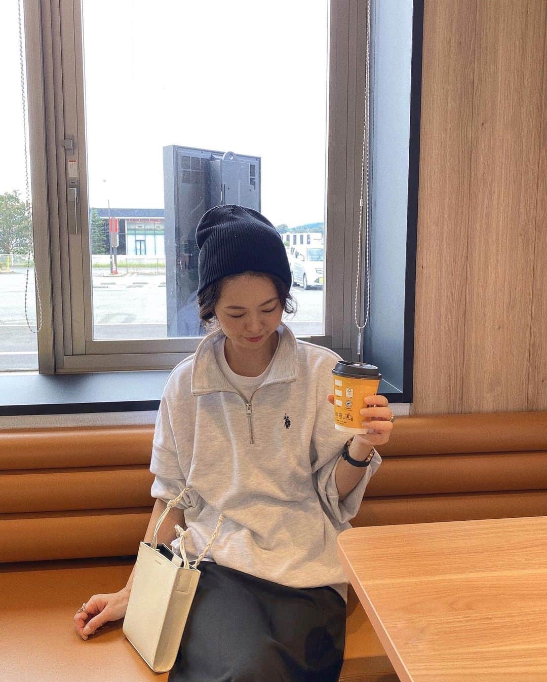 のインスタグラム：「〻𝕔𝕠𝕣𝕕𝕚𝕟𝕒𝕥𝕖〻  @wego_official  のUSPOLOハーフジップスウェット❤︎ 今年流行りのハーフジップ🩶 POLOのロゴもかわいい♡ 薄手のスウェットで今の時期ぴったり♪  @wego_zozo  で買えるよー♪  ＊ ＊ #pr#zozotown購入品 #zozotown  #wego#ウィゴー #USPOLO#スウェットコーデ  #ママコーデ#アラフォーコーデ #locari#mamagirl #mineby3mootd  #大人カジュアル #大人コーデ#秋コーデ #ニットキャップ#ユニクロコーデ  #ビルケンシュトックボストン  #ジルサンダー」