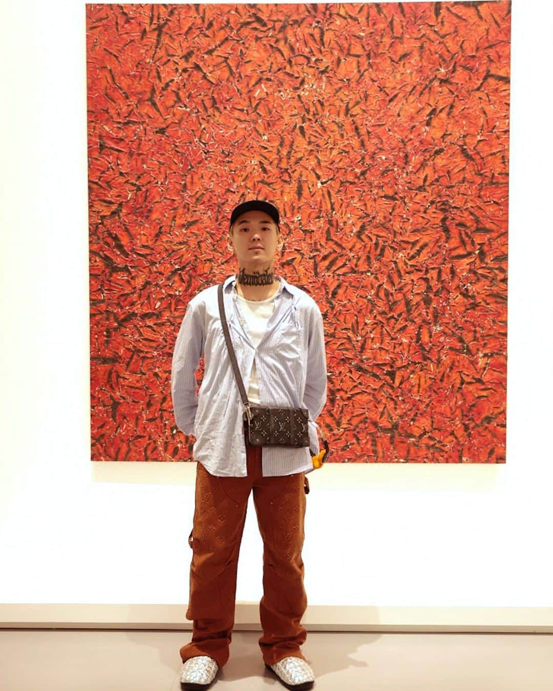 カワグチジンのインスタグラム：「ご招待頂きましてエスパスルイヴィトン大阪にSIMON HANTAIさんの絵を見にやってきました。  キャンバスの布をさまざまな形に折り込んだり、縫い込んだりした上からローラーでその表面を平らにしてその上から筆で絵の具を塗って乾かした後、折ったり。  「芸術家の才能が介入する余地がない」という。偶然性に任せ、作家のエゴや意図をも消し去る尖ったバイブスの人やなー。って印象です。  なんだか気になってきて調べてみたら ヴィネチアビエンナーレに出展後に公の場から姿を消したあと折ることも絵の具を塗ることもやめて。残った自分の作品をハサミで狂ったように切りまくってそれに耐えた作品を手元に残したようです。まっこと頭おかしいですね〜。  芸術のための創作や自身の作家としての意図からことごとく逃れようとしたアンタイ。彼にとって創作とは芸術と芸術家から作品を解放することであった。逃亡劇は、彼と作品を出来るだけ遠くへ行くことを駆り立てた。ついには、アンタイ自身も美術館や文化施設、ギャラリー、美術マーケットなど美術界から逃れることとなった。すでに亡命者であった彼にとって、美術界も「とどまるに耐え難い場所」であったのか。それは、彼と作品を脅かす何かによる「支配」の影を感じたためか。または、作品に関する誤解や解釈が美術マーケットで価値として一人歩きするのを感じたためかもしれない。果たして、妥協を許さないアンタイは逃亡の先に彼と作品の「安住の地」を見つけることができたのだろうか。  美術キュレーターの嘉納礼奈さんの批評記事引用  作家の居ないこの世界で作家の意図せず作品に価値が生まれてそれを金にする人たちとそれを守ろうとする人たちとそれを憧れたり後世のアーティストに影響を与えたりと。  とまぁ色々私自身収穫も多く楽しめました。  明日から御堂筋のルイヴィトンでどなたでも見られるそうです。  お近くの方は観に行ってみてくださいね〜。  @louisvuitton @fondationlv #LouisVuitton #EspaceLV #CollectionFLV #FondationLouisVuitton」
