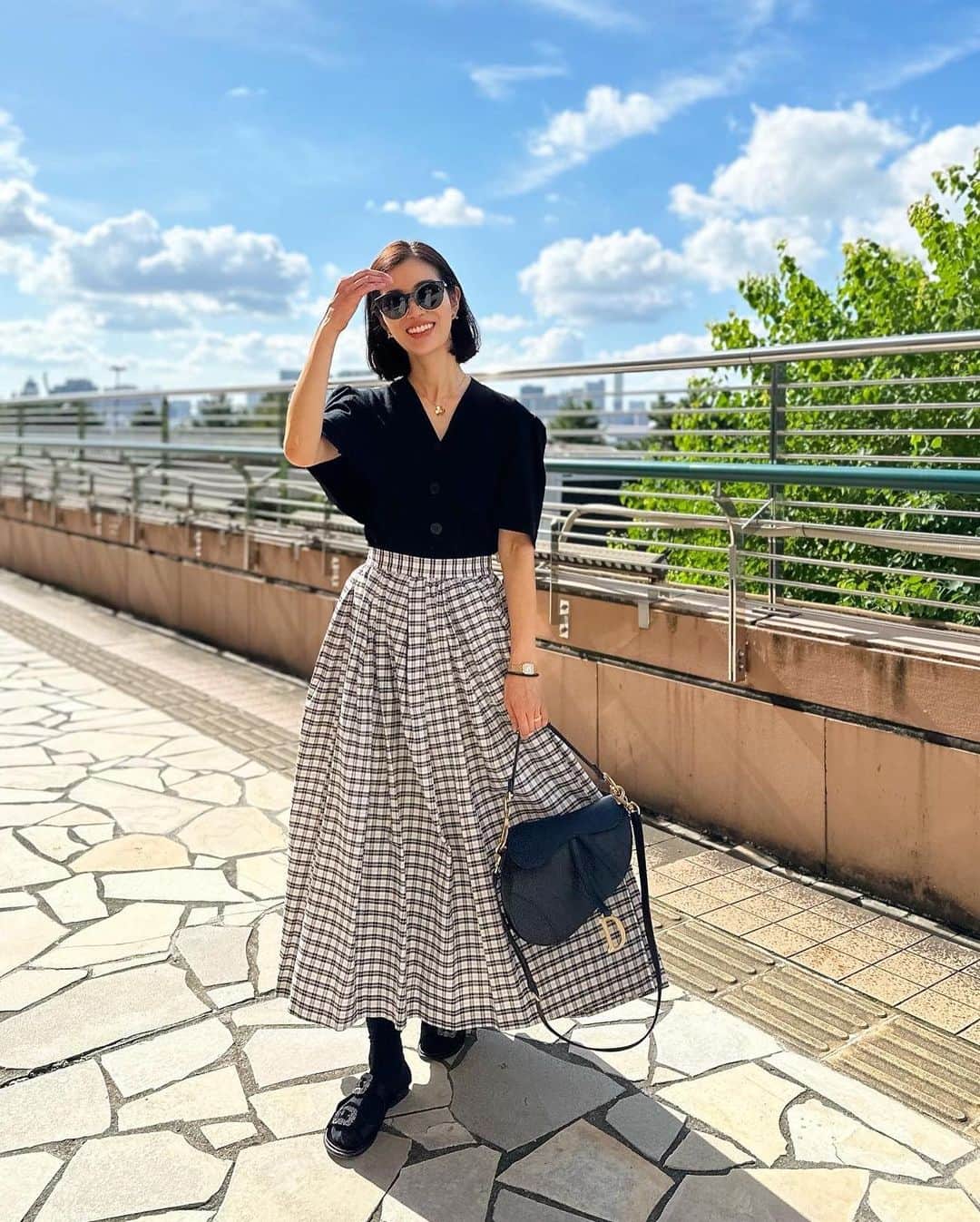 のインスタグラム：「・ お天気良かった週末。 少し秋を感じたのでコーデにも秋の要素を。 ケープライクなカーディガンは数年前に作って、シーズンスイッチの時期にすごく役立つお気に入り✨ 当時はこういうデザインのものがなくて、斬新過ぎたかな…？と思っていたけど、やっぱり正解💖 少しアレンジしてまた作りたい✨  サンダルには靴下を合わせて🤏🍂  Cardigans, Skirt @seventenbymihokawahito  Bag, Sunglasses @dior  Shoes @manoloblahnik」