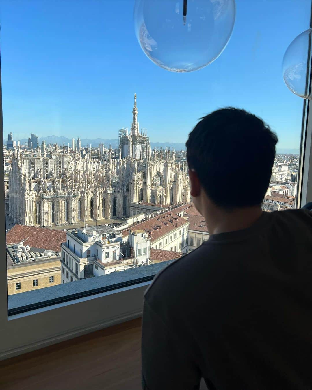 ベア・アロンゾのインスタグラム：「What’s in my photo gallery for the last three days ❤️ Milan-Como-Lugano 🧳 #btravels」