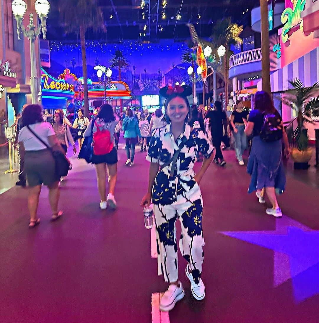 田中美里のインスタグラム：「🎠🎡🎢♥️ マルセイユでGetしたこのオールインワン。 お気に入りです🌼大柄のお花。 とってもかわいいのだよ🥰  📸: @asukajoooo   #数億年ぶりのディズニー #耳なんて遠い昔に紛失して #あすかが貸してくれたよ #より一層日本ではもう行かない気がしてしまい #とっても素晴らしかったからこそ #行くとしたらば #海外のパークを制覇できるよう #色んな国を旅できたらいいな #アトラクションはーやはやい #またポストします」