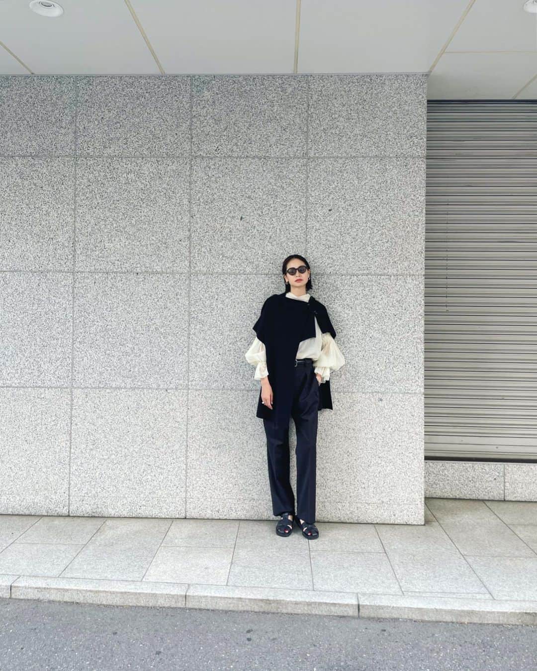 二ノ宮和佳子のインスタグラム：「まだ暑いけど、レイヤーの楽しい季節🖤♡🖤  #monoha #therow #aewenmatoph」