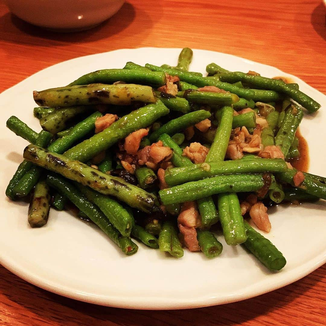 志摩有子さんのインスタグラム写真 - (志摩有子Instagram)「昨日のさえき飯店。 季節ごとに伺える幸せを噛み締めて。 夏と秋の端境期、ピリッと辛い料理とこっくりまろやかな料理のバランスが絶妙。 叉焼と鶏のスープで炊いたご飯に生姜ダレで鼻息が荒くなり、絶品あんかけの福建炒飯で悶絶。  #サエキ飯店」9月27日 18時40分 - ariko418