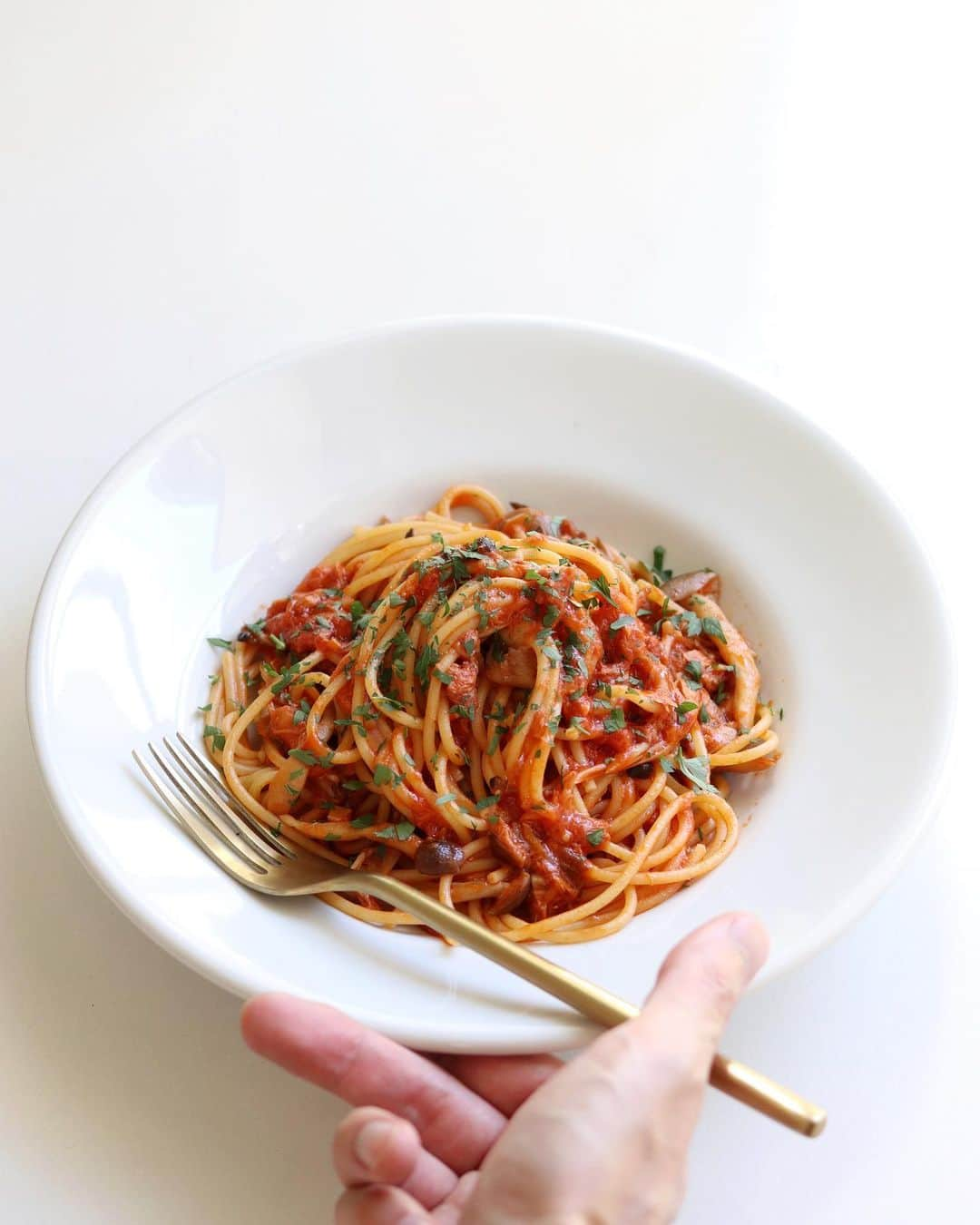 Ryogoのインスタグラム：「🍝 ツナときのこのトマトパスタ。 家にあるツナ缶と余ったきのこたちをかき集めて作れる簡単で旨いやつ😋 ⁡ ちなみに動画で使ったきのこはえのき、しめじ、舞茸です。 ⁡ ——————————— ⁡ ✱ 今日のパスタ 『ツナときのこのトマトパスタ』 ⁡ ⋈ 材料(1人前) パスタ　80g ツナ缶　1/2缶 きのこ　80g にんにく（みじん切り）1かけ オリーブオイル　大さじ1 バター　5g トマトペースト　大さじ1 醤油　小さじ1/2 イタリアンパセリ　適量 塩　適量 ⁡ ⋈ 作り方 1. フライパンにきのこだけを入れ、5分ほど中火〜強火で加熱します。（完成したら別皿に取り出しておきます。→☆） 2. 沸騰したお湯の中に塩を入れてパスタを茹で始めます。 3. 空になったフライパンにオリーブオイルとにんにくを入れて弱火でじっくりと香りを移します。 4. にんにくがきつね色になったら、☆とツナ缶を加えサッと炒め合わせます。 5. 醤油とトマトペーストを加えてしっかり馴染ませたら、茹で汁（お玉1/2~1杯程度）を加えパスタを茹でる間煮詰めます。 6. 茹で上がったパスタとバターをフライパンに入れて素早く混ぜ合わせます。 7. お皿に盛りつけたら、仕上げにイタリアンパセリをトッピングして完成です。 ⁡ ⋈ 詳しくはHPでご紹介 https://binanpasta.com/tunamashroomtomatopasta/ *プロフィール(@binanpasta )からアクセスできます。←愛用アイテム一覧もあります。 ⁡ ✱「BINANPASTAのレシピを参考に作ったよ」という方は、ぜひ @binanpasta をタグ付けして写真を投稿してください。XやThreadsも大歓迎👏👏 ⁡ -——————————— ⁡ ▹YouTube 2チャンネルあります。チャンネル登録してね🍳 ・まかない食堂 ・BINANPASTA ⁡ ▹レシピサイト(BINANPASTA) 約700種類のパスタレシピを無料で公開しています🍝 *プロフィール(@binanpasta )からも飛べます。 ⁡ #BINANPASTA #パスタレシピ #私のおうちパスタ  ⁡ -——————————— ⁡ #パスタ #料理 #レシピ #きのこ #きのこパスタ #ツナ缶レシピ #おうちごはん」