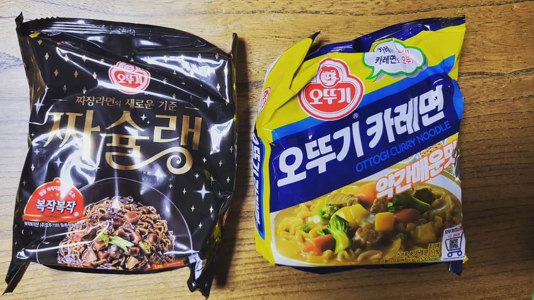 カン・レヨンのインスタグラム：「#주1회_라면 오늘은  #별미라면 2개중 고민중,  아 이렇게 고민될일이냐고 😂😂 #내사랑라면💕🍜🥚🥢❤️😍🫰🫶  #오뚜기♡」