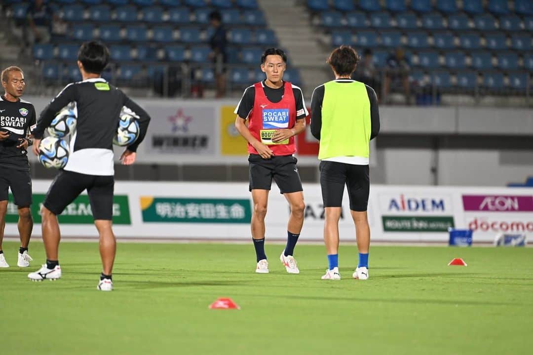 徳島ヴォルティスのインスタグラム：「【9/27(水)19:00 熊本戦】 ピッチ内アップ🔥 まもなくキックオフ⚽  #徳島ヴォルティス #vortis #Jリーグ #football」