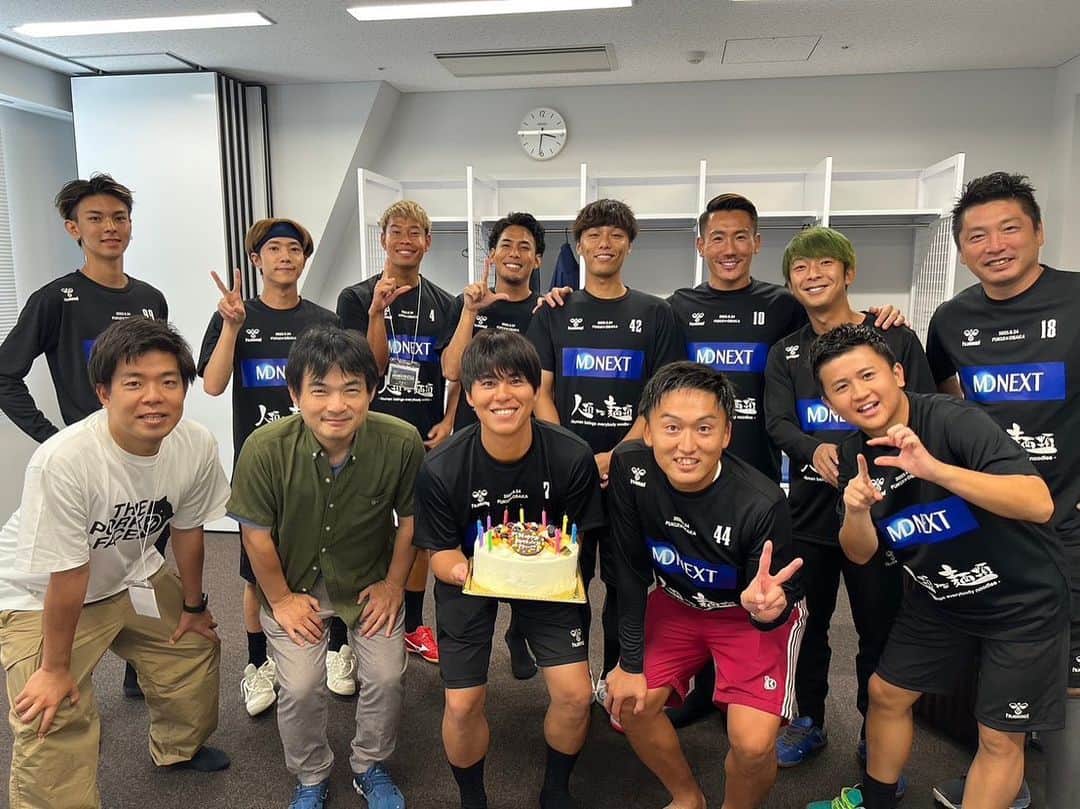 久保田燦さんのインスタグラム写真 - (久保田燦Instagram)「MDnext杯 ～終～  終えた感想はとりあえず楽しすぎたのと、感謝しかないです。  前田社長,タクマさんをはじめ、今回のイベントに携わって下さった方達が居なければ僕達ゲストはこの素敵なイベントでプレーすることが出来ませんでした。  今回のイベントを通じて、福井県が少しは盛り上がったのではないかと思います😌  タクマさんが福井のfootballを盛り上げたいと死ぬ気で頑張っている姿をいつも見ている以上は、僕も同じ気持ちです。  また、この素敵なメンバーと最高なイベントで共にボールを蹴れる日を楽しみにしています🔥  改めてご来場頂いた皆様,及び関係者スタッフの皆様には心から感謝を申し上げます🙏 ありがとうございました☺  #mdnext杯  #teamウンパルンパ」9月27日 18時42分 - ku_sanza08