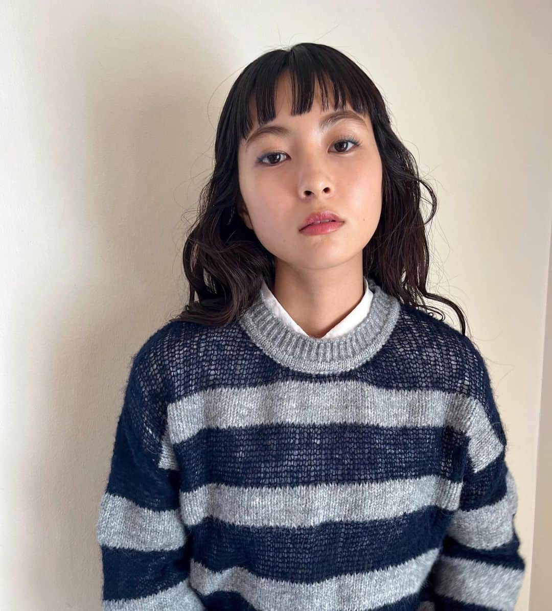 寺沢美玲のインスタグラム：「Navy  . #オン眉#黒髪ロング#ブルージュ#ぱっつん#カラーメイク」