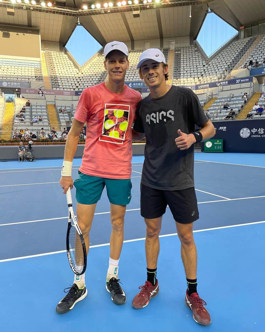 アレックス・デミノーのインスタグラム：「✌️🇨🇳 Hope you guys are ready for this amazing doubles combination 😂😂 @janniksin」