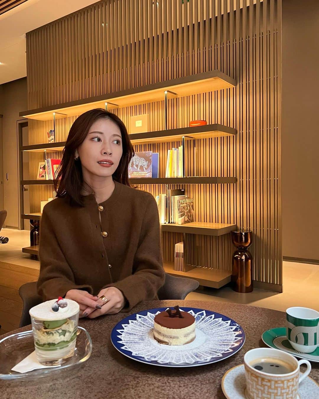 石黒美帆のインスタグラム：「🇰🇷 ⁡ 行ってみたいと思っていたカフェの一つ 狎鴎亭HermesのB1Fにある Hermes Cafe Madang。♡ ⁡ 予約無しで入れて 私達が行った13時過ぎは 満席になる事なくゆったり☺️ ⁡ お値段は2人で約7,000円程で もっっとエルメス価格かと思っていたので ちょっと安心しました。笑 ⁡ しーちゃんとお揃いのジャケットを着て。♡ ⁡」