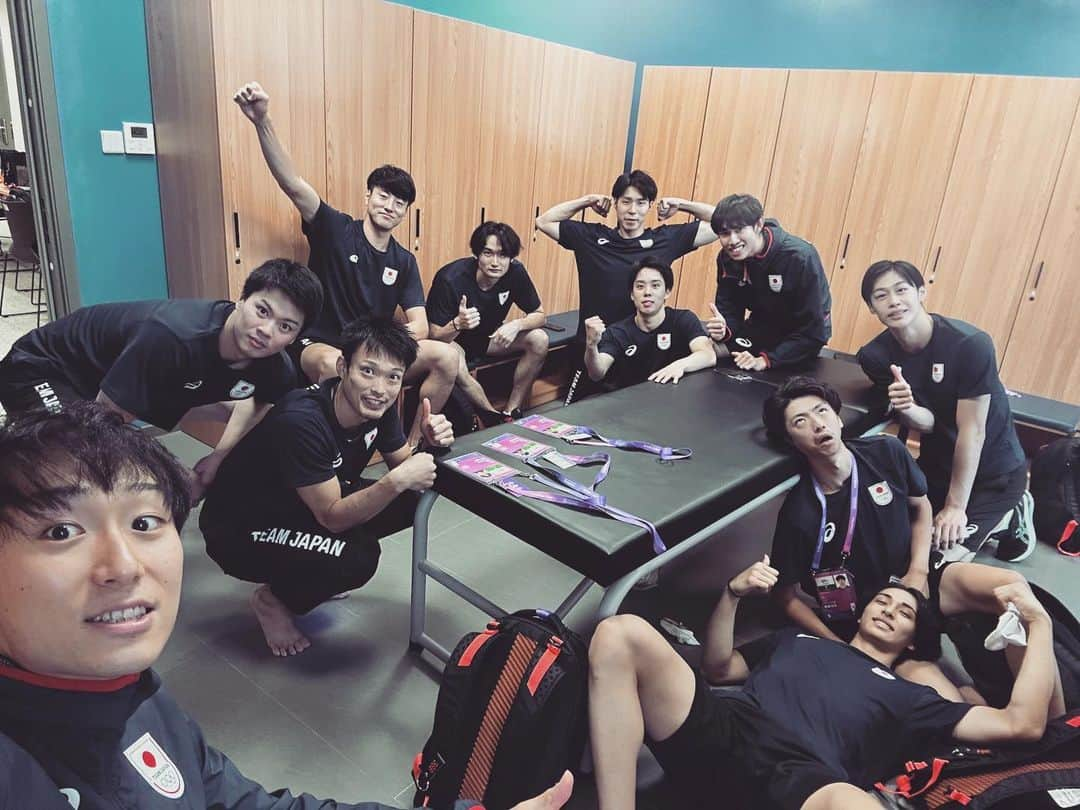 柳田将洋さんのインスタグラム写真 - (柳田将洋Instagram)「【 National team season is done ✔️ 】  数シーズンぶりに胸につけた日の丸は誇りとプレッシャーの中、アジア競技大会銅メダル🥉という結果で幕を閉じました。 国内合宿からヨーロッパ遠征など、選手の入れ替えもありながら選手とスタッフが力を合わせてここまで辿り着くことができました。  チームのみんな、応援してくれた皆さん、サポートしてくれたスタッフの皆さん、ありがとうございました。  この期間を通して感じたことは、「希望」と「責任」でした。今、そしてこれからバレー界を盛り上げる輝ける選手はここに確かに存在する。考えて努力して、時には上手くゆかず悩んで試行錯誤をする、そんな若い姿に自分自身の行動も何度も振り返りながら過ごしていた気がします。それほどに価値がある選手とプレーを共にすることができた事はもちろん財産であり、貴重な経験になりました。 アスリートとして大切なところを学んだこの時間をこれからに繋げてまたレベルアップしていきたいと思います。  そしてこれからまた新しいチャレンジ。  ここからもまた楽しみながら、自分らしく。  #Teamjapan #アジア競技大会 #龍神nippon」9月27日 18時52分 - masahiro.8.0706