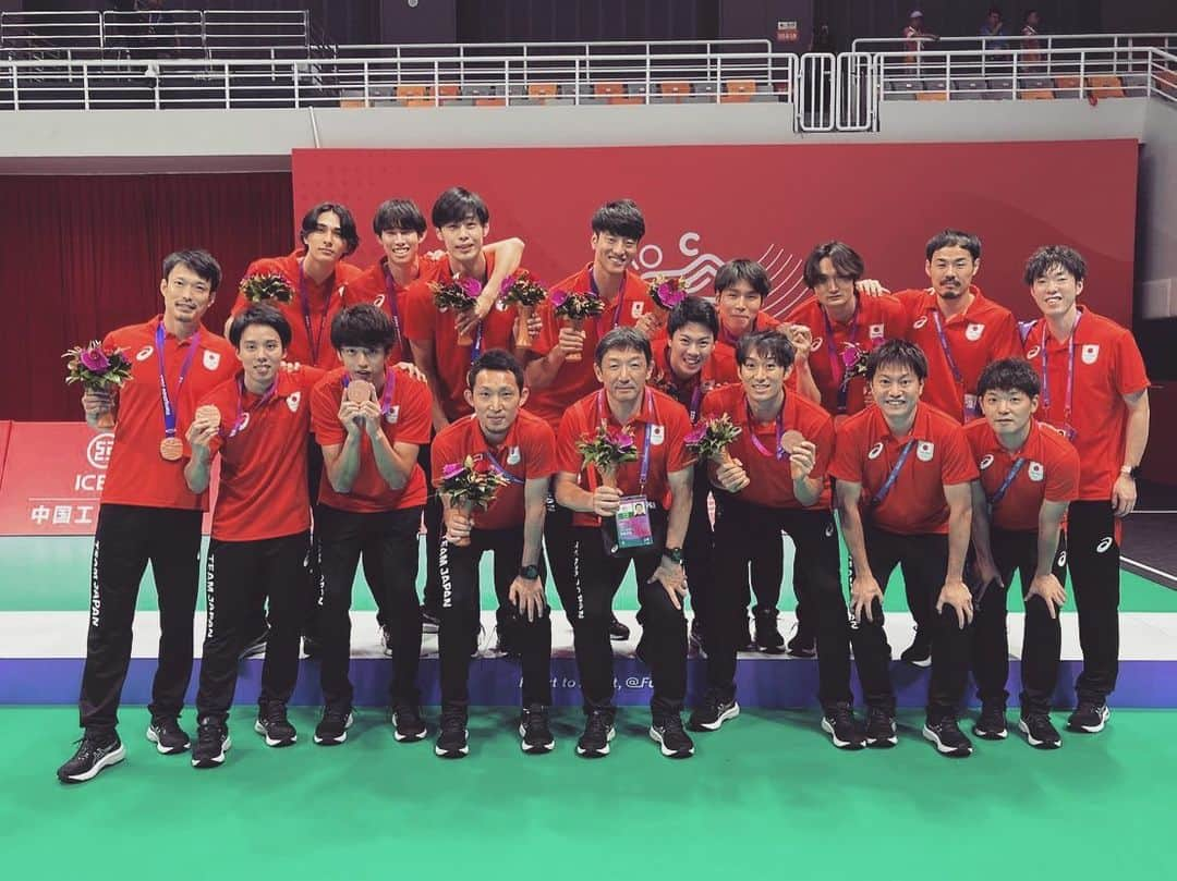 柳田将洋さんのインスタグラム写真 - (柳田将洋Instagram)「【 National team season is done ✔️ 】  数シーズンぶりに胸につけた日の丸は誇りとプレッシャーの中、アジア競技大会銅メダル🥉という結果で幕を閉じました。 国内合宿からヨーロッパ遠征など、選手の入れ替えもありながら選手とスタッフが力を合わせてここまで辿り着くことができました。  チームのみんな、応援してくれた皆さん、サポートしてくれたスタッフの皆さん、ありがとうございました。  この期間を通して感じたことは、「希望」と「責任」でした。今、そしてこれからバレー界を盛り上げる輝ける選手はここに確かに存在する。考えて努力して、時には上手くゆかず悩んで試行錯誤をする、そんな若い姿に自分自身の行動も何度も振り返りながら過ごしていた気がします。それほどに価値がある選手とプレーを共にすることができた事はもちろん財産であり、貴重な経験になりました。 アスリートとして大切なところを学んだこの時間をこれからに繋げてまたレベルアップしていきたいと思います。  そしてこれからまた新しいチャレンジ。  ここからもまた楽しみながら、自分らしく。  #Teamjapan #アジア競技大会 #龍神nippon」9月27日 18時52分 - masahiro.8.0706