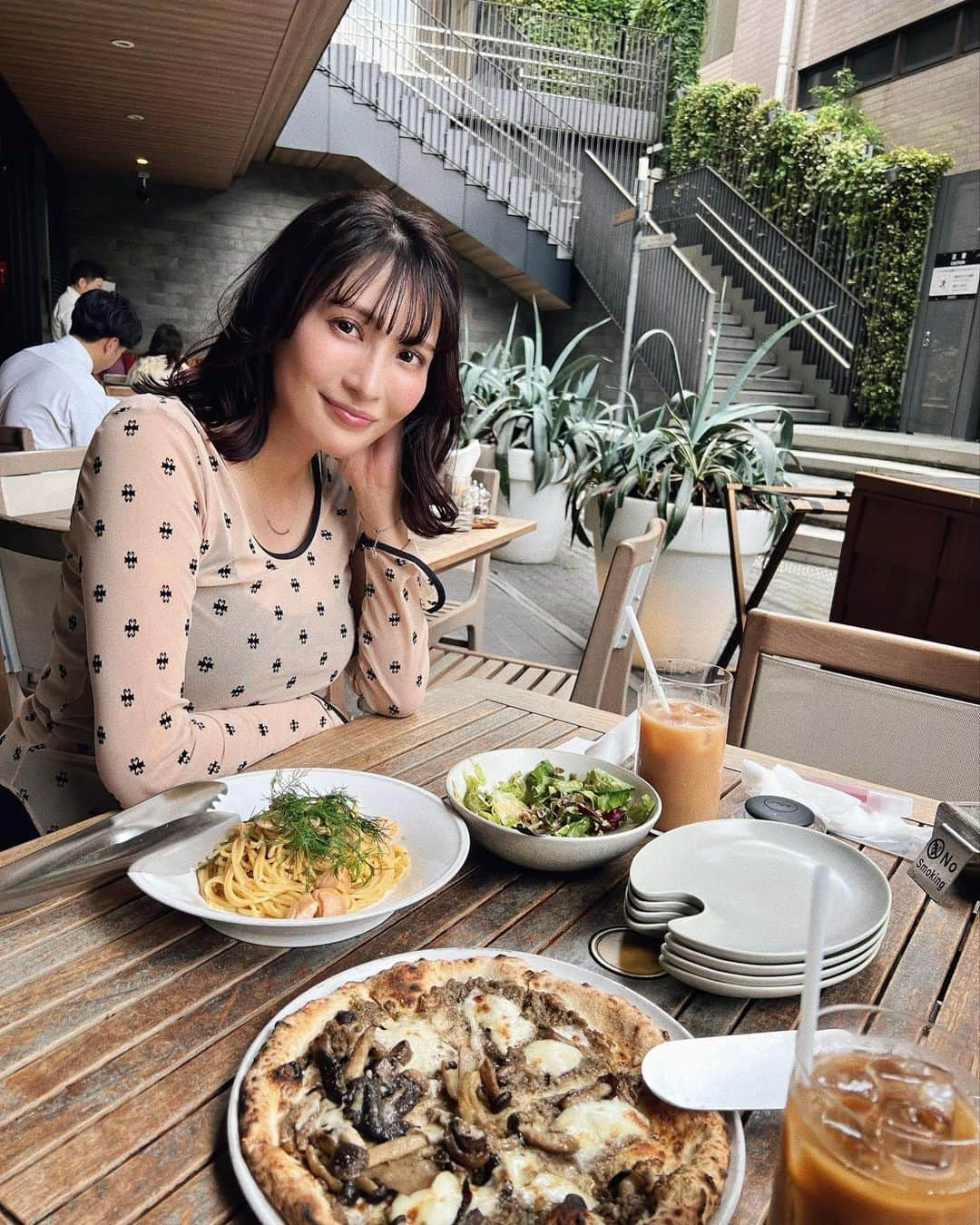 ANNA 杏奈のインスタグラム：「ちるDAYだった...🕊️ 🍝美味しすぎたから絶対にまた行く🥹✨ 秋最高✌️  🏷️ @sorin__official   可愛すぎ👋🏻‪🎀❕ . . . . #sorin #ソリン #シアートップス  #シアートップスコーデ #渋谷ランチ #渋谷テラス #リゴレット渋谷 #テラスランチ　#ボブアレンジ #ボブ #おしゃれカフェ #アラサーコーデ #アラサー女子 #アラサーファッション #今日のコーデ #秋コーデ #秋 #大人コーデ #大人綺麗　#カフェランチ #カフェ巡り」