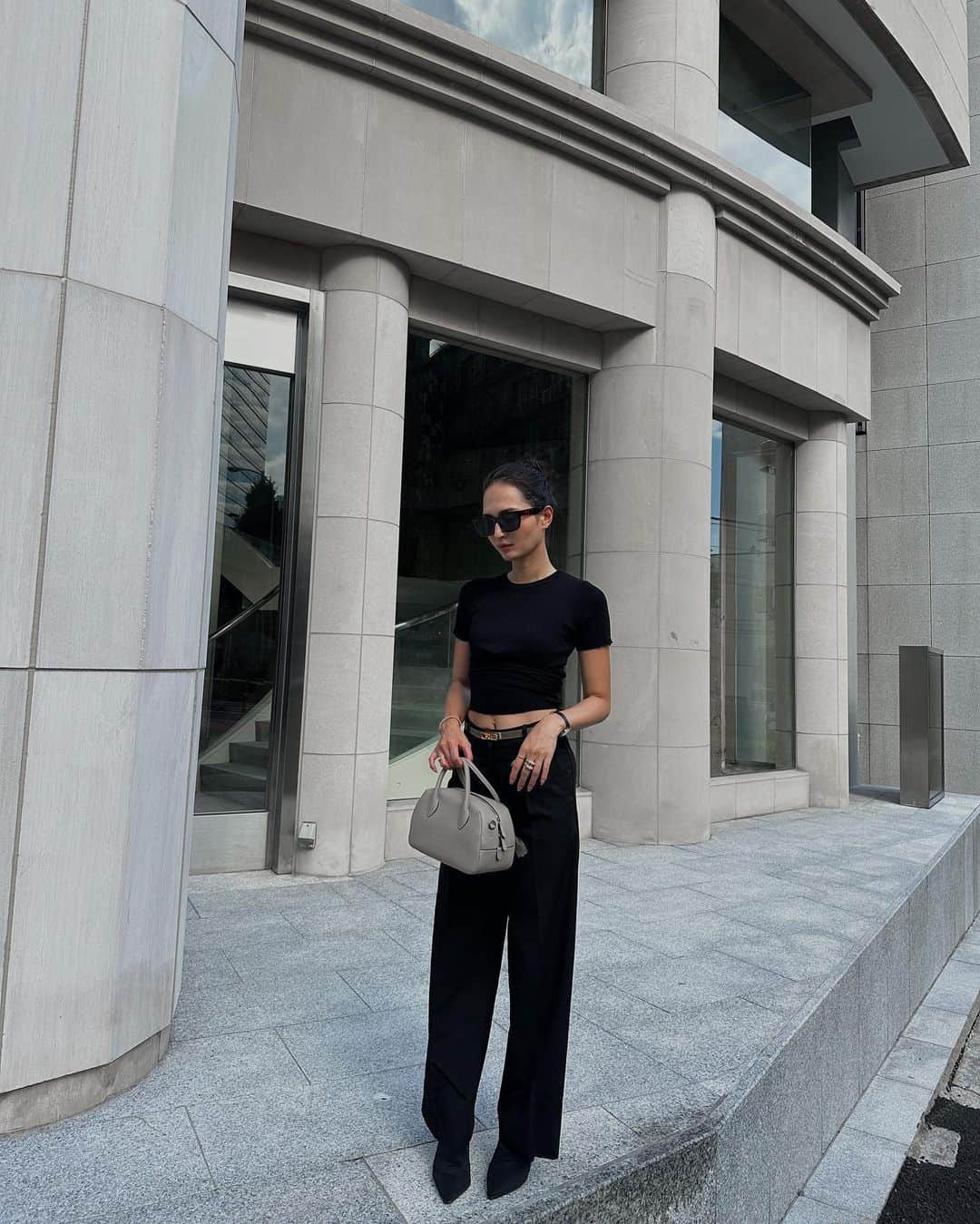 山賀琴子のインスタグラム：「最近のコーデ…。  今日は暑くて年甲斐もなくおへそ出してしまいました。秋なのに。お昼食べた後だからちょっとぷよってるのはご愛嬌🤝🏻 結局好きなテイストはシンプル。そして黒が好き。今年の秋はグレーも好きになりそう。ていうかもうなってる🩶  あとはまだ靴の衣替えをしていなくてブーツの選択肢が一つしかない笑 早急にブーツ類を出さなくては！  そんな感じで私の最近のコーデたちでした。それぞれのコーデのクレジットはタグつけたので良かったら見てみてね🏷️」