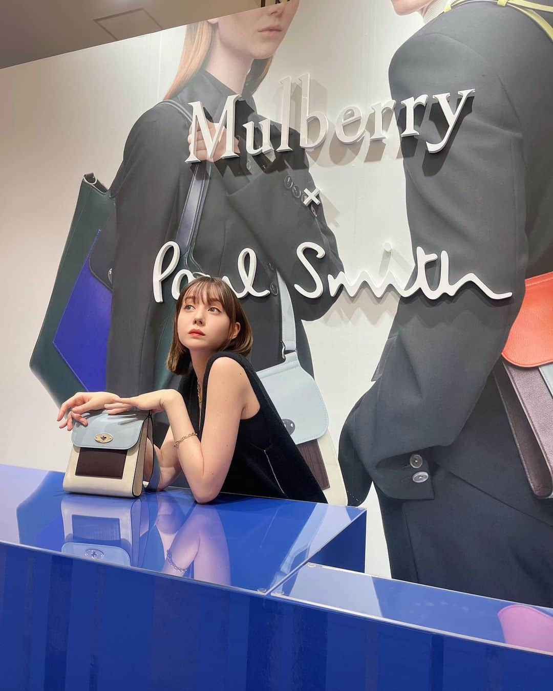 トリンドル玲奈のインスタグラム：「今日から阪急うめだ本店にて 「Mulberry x Paul Smith」のポップアップショップが開催中です🐿️  朝から行ってきちゃいました🚄  オリジナルのドローストリングトラベル ポ ーチセットがもらえるキャンペーンもあるのだそう♡  ポップアップは10月3日までです😉  #MulberryxPaulSmith #PR」