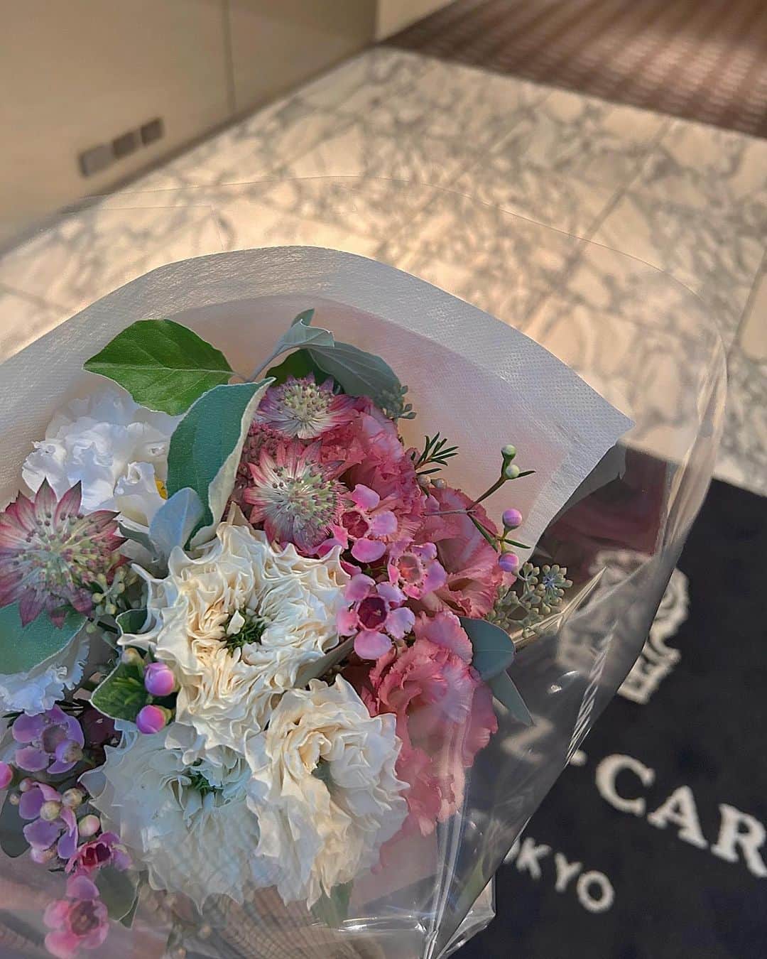 吉田悠希さんのインスタグラム写真 - (吉田悠希Instagram)「♡ 先週末に、結婚式の最終打ち合わせが終わりました🩵💍 ⁡ お世話になっている担当のプランナーさんから サプライズでお誕生日祝いの 素敵なお花をいただいたので記念に…💐 ⁡ ⁡ 1月に式場を決めてから、長いようであっという間…！ 5月、6月はつわりもあったので 打ち合わせの回数を減らしてもらったり オンラインで対応してもらったり… 負担のないように柔軟に対応していただきました🙇‍♀️ ⁡ 長い打ち合わせの際には、 何か食べますか？飲み物変えますか？など 体調もすごく気遣っていただいて 心遣いが毎回、嬉しかった🥲 ⁡ ⁡ 式当日まであと少し✨ 無事に式を終えたら、 打ち合わせに関しても色々書きます✍🏻 ⁡ ⁡」9月27日 18時48分 - yuki__yoshida__914