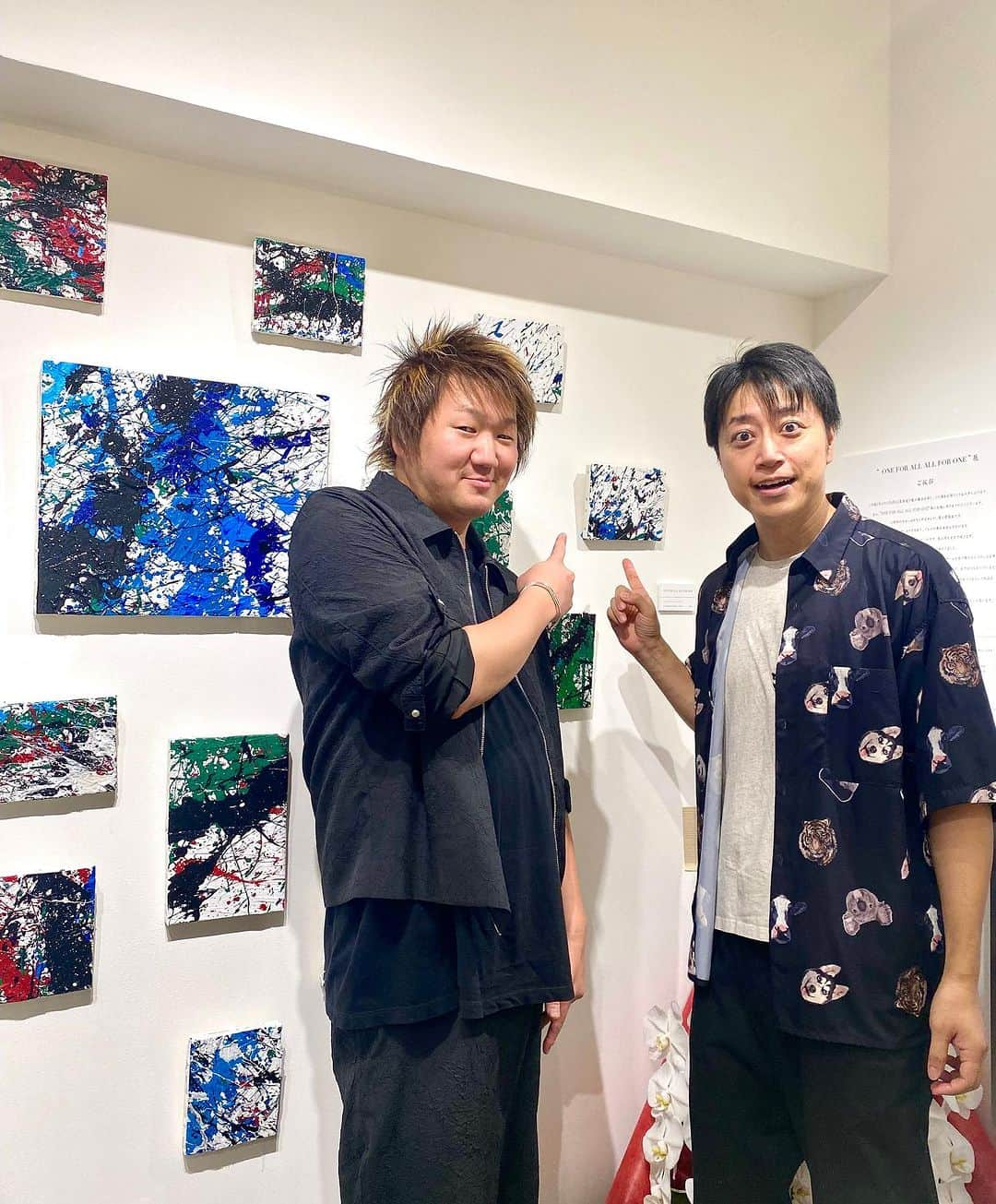 高倉陵のインスタグラム：「お友達の 長谷川匠さんの個展に行ってきました。  TAKUMI | ONE FOR ALL ALL FOR ONE  本職の建築家とは別の顔の アーティスト活動。  大きな一枚のキャンパスに 様々な絵の具をしぶきが飛ぶように塗っていき、そのキャンパスを100枚に切り分けて展示。  全ての作品は違うのだが、 全ての作品で一つの大きな作品にもなる。  意図した部分、意図しないで自然に生まれた部分を含めてアート。  かっこよかった！！！ 作品はもちろん、コンセプトも含めて素敵。  推しの作品見つけていってといっていただいたのでじっくり感じて、一枚選ばせて頂きました。（指さしているところ） しぶきのハジの部分で ここから抜け出したいと思って今にも飛び出していくような絵の具だが、その力強さも一つの大きなうねりから生まれた一つ。  ここから抜け出したい、何者かになりたいともがいて生きているのだが、そんな自分も地球という大きなものから生まれている。そんな感じに見えた。  匠さんデザイン しゃれおつモバイルバッテリーかっこよい。 使わせて頂きます！！  ONE FOR ALL ALL FOR ONE  9.2(土)－9.30(土）  水/木　13:00－18:00  金/土　13:00－20:00  日/月/火 休廊日  ※祝日は上記に準じます。  〒150-0001 東京都渋谷区神宮前４丁目17番8号 ※黄色い建物です。※展示最終日は18時迄 オリエンタル原宿 205 DiEGO表参道 #三拍子 #お笑い #漫才師 #アート #長谷川匠 #建築家 #原宿diego #現代アート」