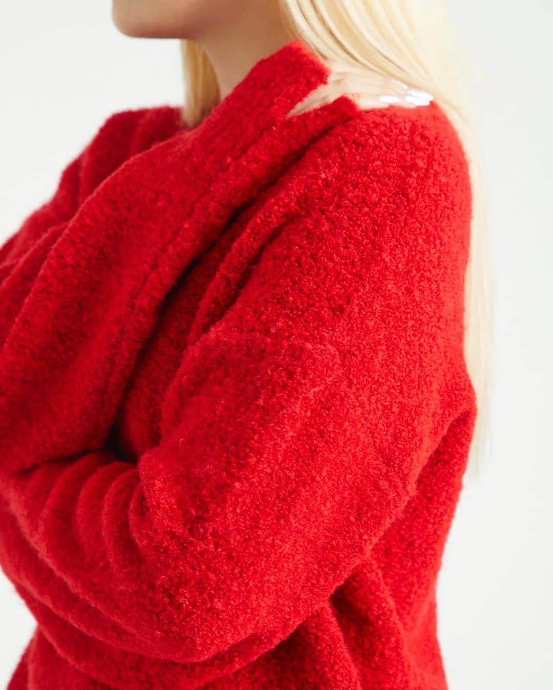 アストラットのインスタグラム：「【Coming soon】  Knit : ¥29,700  店頭・オンラインストア : 10月6日  #ASTRAET #アストラット #newarrivals  #2023fw #モードアイテム #大人カジュアル #秋コーディネート #ニット #カラーニット」