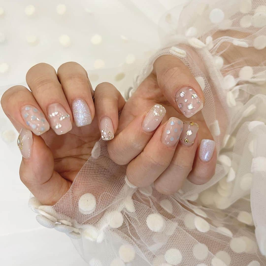 みんなのウェディングさんのインスタグラム写真 - (みんなのウェディングInstagram)「. . ˗ˏˋ Bridal Nail...♡ ˎˊ˗ . こんばんは🌙みんなのウェディングです☺️ ⁡ 本日は、指先からキラキラをまとって華やかに！ #ブライダルネイル アイデアをお届け💕  ぜひ #結婚式ネイル の参考にご覧ください◎  ⁡♡-----Special Thanks-----♡ @mkymin1118 さま @___ykr.wd さま @1121ayami さま @a.s__wed さま @___cokiy02 さま @wd_0916mv さま  ……………………………………………………………………  ˗ˏˋ #みんなのウェディング花嫁 でpostしよう🤍 ˎˊ˗  上記と #みんなのウェディング を付けて投稿すると このアカウントで紹介されるかも…🕊️ ぜひ皆さまのとっても素敵なお写真、お待ちしてます✨  ……………………………………………………………………  #ブライダルネイル #前撮り用ネイル #挙式ネイル #ウェディングネイルデザイン　 #bridalnails #ウェディングネイル #結婚式ネイル #フレンチネイル #ミラーネイル #水滴ネイル #和装ネイル #白無垢ネイル #trunk花嫁 #ノバレーゼ花嫁 #名古屋花嫁 #tg花嫁 #ohk花嫁 #2024春婚 #2023冬婚 #2024夏婚 #2023秋婚 #結婚式準備レポ #結婚式準備記録 #花嫁ネイル特集 #結婚式準備 #プレ花嫁 #プレ花嫁さんと繋がりたい」9月27日 19時00分 - minnano_wedding