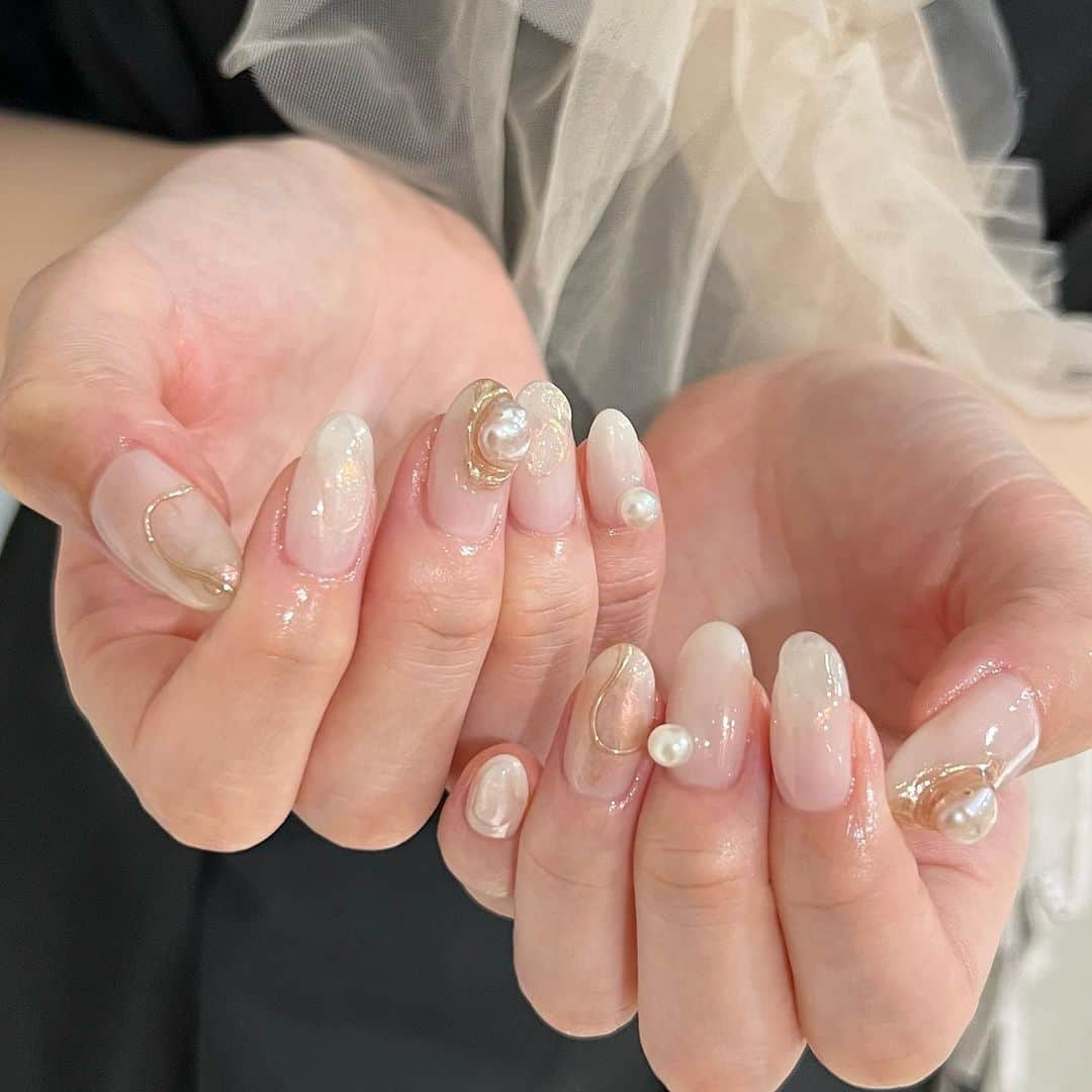 みんなのウェディングさんのインスタグラム写真 - (みんなのウェディングInstagram)「. . ˗ˏˋ Bridal Nail...♡ ˎˊ˗ . こんばんは🌙みんなのウェディングです☺️ ⁡ 本日は、指先からキラキラをまとって華やかに！ #ブライダルネイル アイデアをお届け💕  ぜひ #結婚式ネイル の参考にご覧ください◎  ⁡♡-----Special Thanks-----♡ @mkymin1118 さま @___ykr.wd さま @1121ayami さま @a.s__wed さま @___cokiy02 さま @wd_0916mv さま  ……………………………………………………………………  ˗ˏˋ #みんなのウェディング花嫁 でpostしよう🤍 ˎˊ˗  上記と #みんなのウェディング を付けて投稿すると このアカウントで紹介されるかも…🕊️ ぜひ皆さまのとっても素敵なお写真、お待ちしてます✨  ……………………………………………………………………  #ブライダルネイル #前撮り用ネイル #挙式ネイル #ウェディングネイルデザイン　 #bridalnails #ウェディングネイル #結婚式ネイル #フレンチネイル #ミラーネイル #水滴ネイル #和装ネイル #白無垢ネイル #trunk花嫁 #ノバレーゼ花嫁 #名古屋花嫁 #tg花嫁 #ohk花嫁 #2024春婚 #2023冬婚 #2024夏婚 #2023秋婚 #結婚式準備レポ #結婚式準備記録 #花嫁ネイル特集 #結婚式準備 #プレ花嫁 #プレ花嫁さんと繋がりたい」9月27日 19時00分 - minnano_wedding