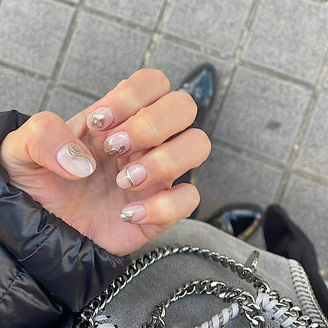 みんなのウェディングさんのインスタグラム写真 - (みんなのウェディングInstagram)「. . ˗ˏˋ Bridal Nail...♡ ˎˊ˗ . こんばんは🌙みんなのウェディングです☺️ ⁡ 本日は、指先からキラキラをまとって華やかに！ #ブライダルネイル アイデアをお届け💕  ぜひ #結婚式ネイル の参考にご覧ください◎  ⁡♡-----Special Thanks-----♡ @mkymin1118 さま @___ykr.wd さま @1121ayami さま @a.s__wed さま @___cokiy02 さま @wd_0916mv さま  ……………………………………………………………………  ˗ˏˋ #みんなのウェディング花嫁 でpostしよう🤍 ˎˊ˗  上記と #みんなのウェディング を付けて投稿すると このアカウントで紹介されるかも…🕊️ ぜひ皆さまのとっても素敵なお写真、お待ちしてます✨  ……………………………………………………………………  #ブライダルネイル #前撮り用ネイル #挙式ネイル #ウェディングネイルデザイン　 #bridalnails #ウェディングネイル #結婚式ネイル #フレンチネイル #ミラーネイル #水滴ネイル #和装ネイル #白無垢ネイル #trunk花嫁 #ノバレーゼ花嫁 #名古屋花嫁 #tg花嫁 #ohk花嫁 #2024春婚 #2023冬婚 #2024夏婚 #2023秋婚 #結婚式準備レポ #結婚式準備記録 #花嫁ネイル特集 #結婚式準備 #プレ花嫁 #プレ花嫁さんと繋がりたい」9月27日 19時00分 - minnano_wedding