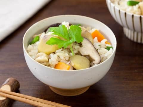 ヤマサ醤油株式会社のインスタグラム：「「ごろごろ栗の五目釜飯」 https://recipe.yamasa.com/recipes/4513 今日のレシピは 若子みな美 さん！  むき栗を入れて炊飯器で炊くだけで、おいしい秋の五目おこわに。「ヤマサ ぱぱっとちゃんと これ!うま!!つゆ」1本で味キメも簡単！栗の甘味、さやいんげんの食感などが楽しい炊き込みご飯です。   #これうまつゆ #自炊 #happyrecipe #foodphotography #ヤマサ #instapic #instagood #ハッピーレシピ部 #delish #instadaily #在宅楽飯 #soysauce #人気 #jp #テレワーク飯 #instafood #yamasa #おうちごはん #レシピ #ランチ #簡単 #recipe #photooftheday #昼ごはん #yummy #時短メニュー #定番 #栗 #五目釜飯」