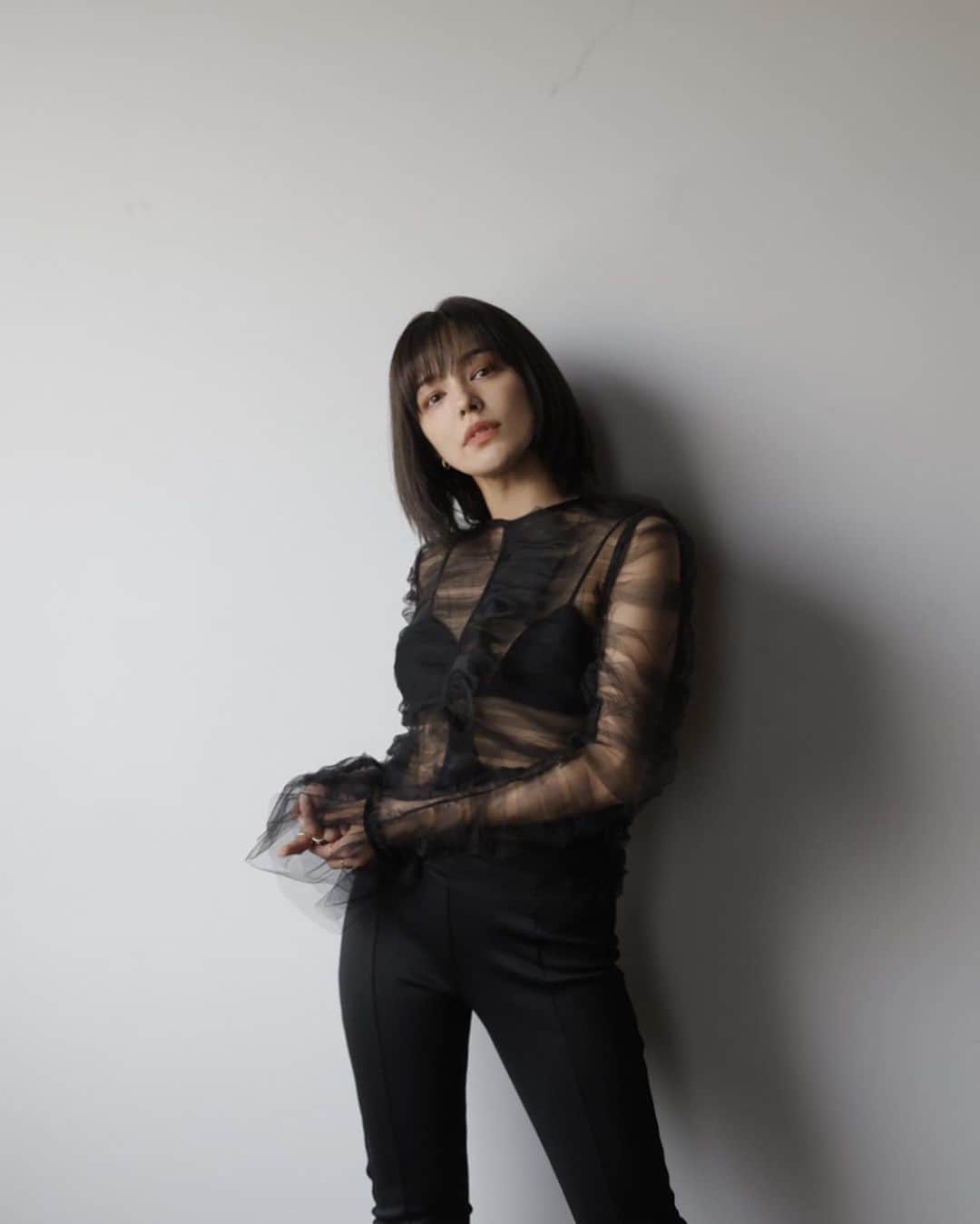 ステファニーのインスタグラム：「👻🕸🌹🖤 今季のH&M Studio AW23コレクションは「Thrill Me (スリル・ミー)」をテーマに、ゾクゾクするようなホラー 映画のヒロインからインスピレーションされていて、 黒の洗練された力強さと繊細なシルエットがエレガント♡。  今回も素材はサステナブルにこだわっているのが素敵。  発売は明日、9月28日(木）からH&M新宿店と オンラインで買えるよ！  #love #fashion #outfit #hm #hmstudio #エイチアンドエム @hm」