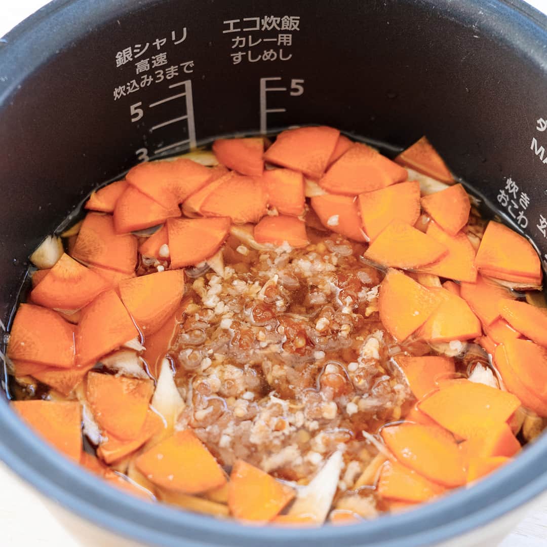 おうちごはん編集部さんのインスタグラム写真 - (おうちごはん編集部Instagram)「【 #鶏そぼろごぼうの炊き込みごはん 】レシピあり▼  少しずつ秋の気配を感じるようになってきましたね🍂  秋になると食べたくなるのが炊き込みごはん🍚  今回は根菜を入れたほっこりおいしいレシピをご紹介します📝  下味をつけた鶏ひき肉を入れてうまみと食べごたえをアップさせていますよ❣😋  --------👇レシピ👇---------  【鶏そぼろごぼうの炊き込みごはん】  ▼材料（つくりやすい分量） ・米……2合 ・鶏ひき肉……150g ・ごぼう……1本（150g） ・にんじん……1/3本（50g） ・三つ葉……適量 ・しょうゆ……大さじ1 ・塩……少々  【A】 ・しょうゆ……大さじ2 ・みりん……大さじ1 ・酒……大さじ1 ・しょうがすりおろし……小さじ1  ▼作り方 1. 米は洗って水気を切る。  2. ひき肉にしょうゆを入れて混ぜる。  3. ごぼうは厚めのささがきにし、水にさらす。にんじんは薄いいちょう切りにする。  4. 炊飯器に米、Aを入れ、2合の目盛りまで水を入れて混ぜる。  5. 4に鶏ひき肉を平らに広げてのせる。まわりにごぼう、にんじんをのせ炊飯する。  6. 炊き上がったら、ひき肉の形を残しながら混ぜ、塩で味を調える。  7. ごはんを器に盛る。1〜2cm長さに切った三つ葉を少量のせる。  photo by @gucci_fuufu  🔽「鶏そぼろごぼうの炊き込みごはん」のレシピは、おうちごはんの記事でもご紹介しています！ https://ouchi-gohan.jp/3943/  ------------------ ◆このレシピを作ってみたいと思った方は「保存📄」を、おいしそうと思った方はぜひ「いいね♥」してね😚  ◆ #おうちごはんLover を付けて投稿するとおうちごはんの記事やこのアカウント、おうちごはん発信のトレンドリリースなどでご紹介させていただくことがございます。スタッフが毎日楽しくチェックしています♪  ［staff : さっちー］ ------------------  #おうちごはんlover #おうちごはんラバー #ouchigohanlover #デリスタグラマー #ouchigohan  #あしたのおうちごはん #おうちごはん #鶏ごぼう #鶏ごぼうそぼろ #そぼろ #炊き込みごはん #炊き込みご飯 #炊き込みごはんレシピ #炊き込みご飯レシピ #レシピ #秋の味覚 #食欲の秋 #主食 #炊飯器 #根菜 #自炊 #晩御飯」9月27日 19時00分 - ouchigohan.jp