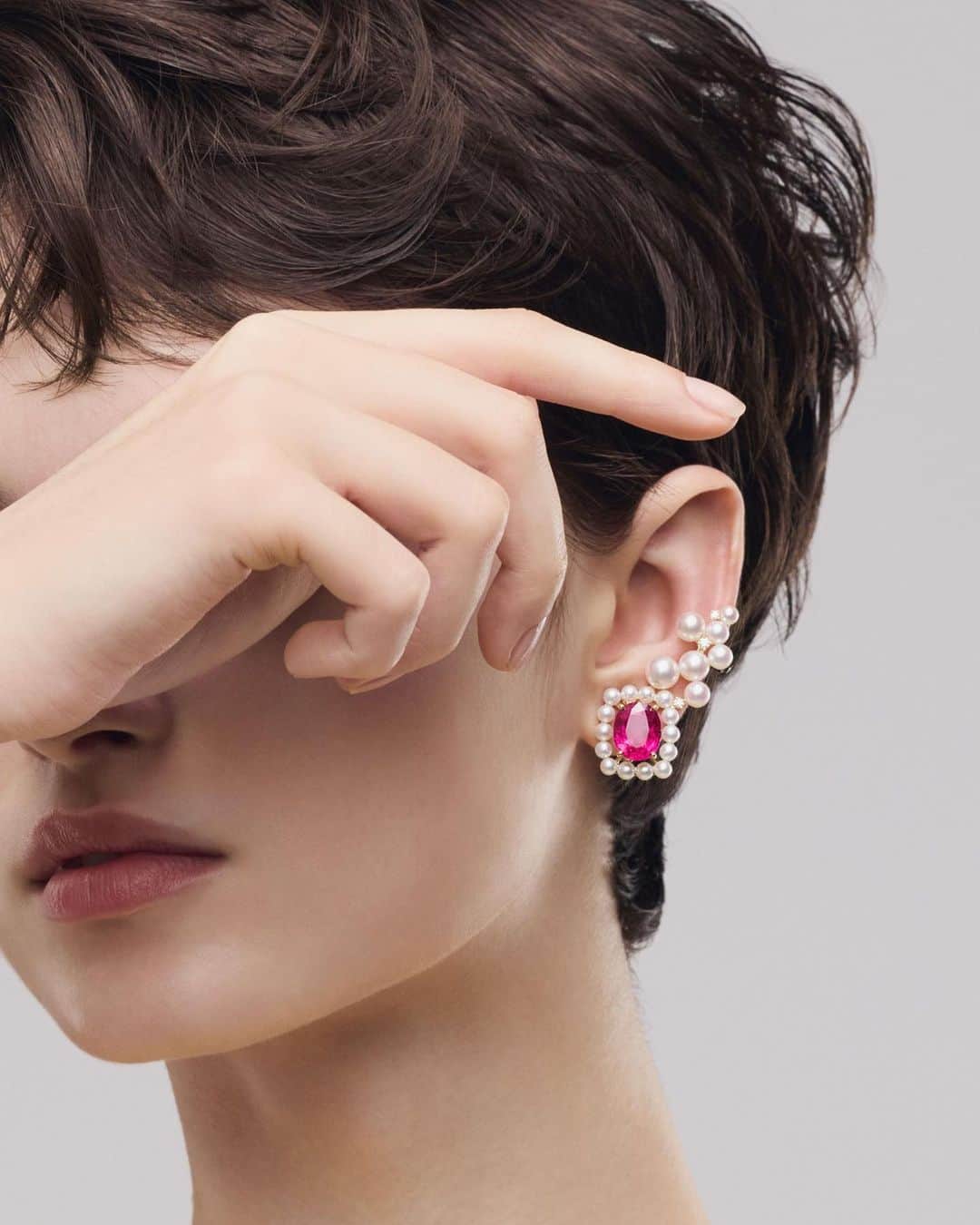 TASAKIのインスタグラム：「Vividly coloured gemstones emit a playful shimmer. These single ‘Ore’ earrings from TASAKI Atelier promise an impish and daring statement.  色鮮やかなカラーストーンのプレイフルな煌めき。 「TASAKI Atelier」の「Ore (オーア)」シリーズのシングルイヤリングで自由な感性を耳元に。  #TASAKI #TASAKIAtelier」