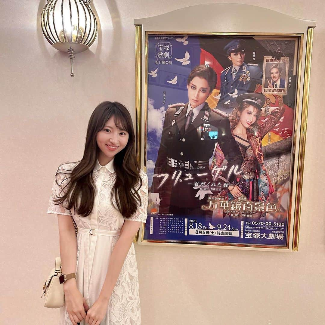 中村このみのインスタグラム：「. #月組 🌙宝塚大劇場公演  『フリューゲル－君がくれた翼－』 『万華鏡百景色』 千秋楽、観劇してきました🥲  この公演は蓮さんの退団公演。 宝塚大劇場に立つ、最後の姿を見る事が出来て幸せでした🥲 本当にキラキラ輝いていて、とっても眩しかったです。 私にとって人生初めてのご贔屓様で、初めての退団公演で。 上手く言葉に出来ないのですが😂 いろんな感情でわちゃわちゃになったりして、でもこんないろんな感情を感じる事が出来た事や経験出来たことも嬉しかったです。 宝塚ってとても愛のある素晴らしい場所なんだなと、すごく思いました🥲  てことで、兵庫県通いの私の夏がこれにて終了しました😂早かった……🥲気持ち切り替えて、頑張ります🥲  #蓮つかさ さん #宝塚 #退団公演 #千秋楽」