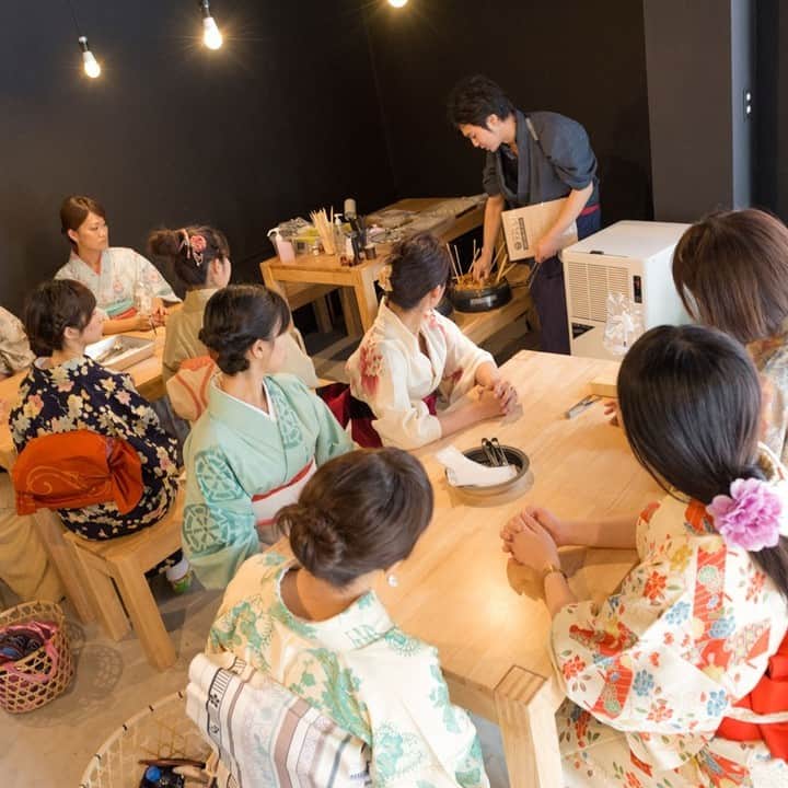 レッツエンジョイ東京さんのインスタグラム写真 - (レッツエンジョイ東京Instagram)「浅草で飴細工づくりに挑戦🐇✨  「浅草 飴細工 アメシン」は、日本の伝統技術「飴細工」の体験ができるスポット。やわらかい飴を和バサミと素手で造形し、自分だけのかわいいウサギをつくります。  一見難易度の高そうな飴細工作りですが、工程やコツを職人さんが丁寧に教えてくれるだけでなく、本番前に練習もできるので、初めての人でも安心です。  ひとかたまりの飴から、自らの手とハサミで作るウサギは、どんな表情や形でも愛着はひとしお。家族や友人、恋人と訪れて、お互いの作品をプレゼントし合うのも良いかも。  また、店舗ではさまざまな種類、価格帯のあめ製品も販売しています。体験を楽しんだあとは、お土産をゲットするのもオススメ😊  📷浅草 飴細工 アメシン 花川戸店 @shinri_tezuka 📍東京都台東区花川戸2-9-1 堀ビル1F 🚉浅草  #レッツエンジョイ東京 #おでかけ #おでかけスポット #アメシン #浅草飴細工アメシン #飴細工アメシンデート #デートスポット #東京デート #浅草デート #浅草デートスポット #浅草デートプラン #浅草スイーツ #浅草土産 #浅草観光 #東京観光 #飴細工 #飴細工体験 #飴 #アメ #お菓子 #おやつ #キャンディ #可愛いスイーツ #体験教室 #ワークショップ #浅草 #東京」9月27日 19時01分 - lets_enjoytokyo
